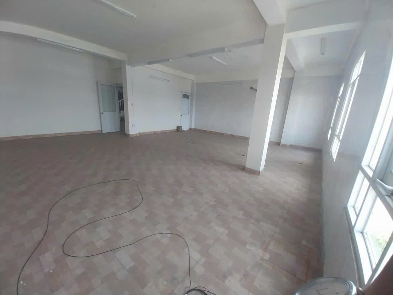 Nhà nguyên căn 3.5 tầng diện tích 171m2, cho thuê lâu dài tại Nguyễn Văn Tạo - Ảnh 2