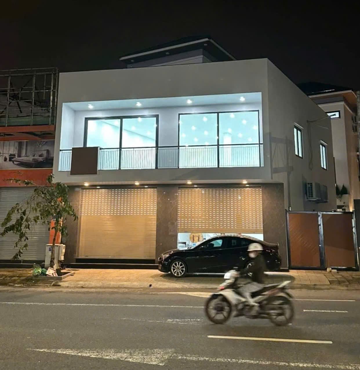 Mặt bằng kinh doanh Tôn Đức Thắng 2 tầng, diện tích 300m2, phù hợp văn phòng và showroom