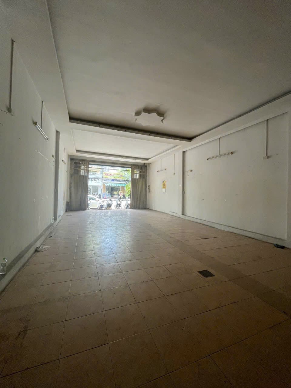 Mặt bằng kinh doanh 120m2 nàng 6m tại Đống Đa - trống suốt phù hợp kinh doanh quán ăn - Ảnh 2