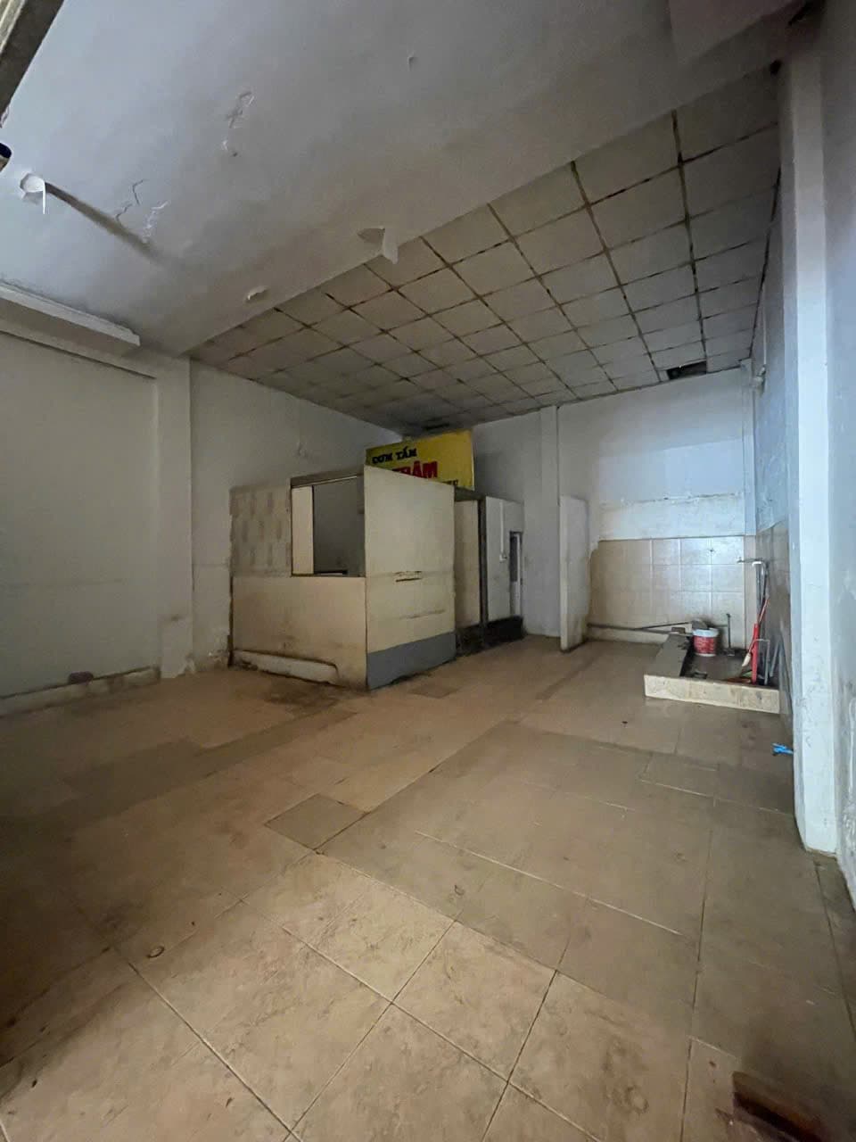 Mặt bằng kinh doanh 120m2 nàng 6m tại Đống Đa - trống suốt phù hợp kinh doanh quán ăn - Ảnh 3