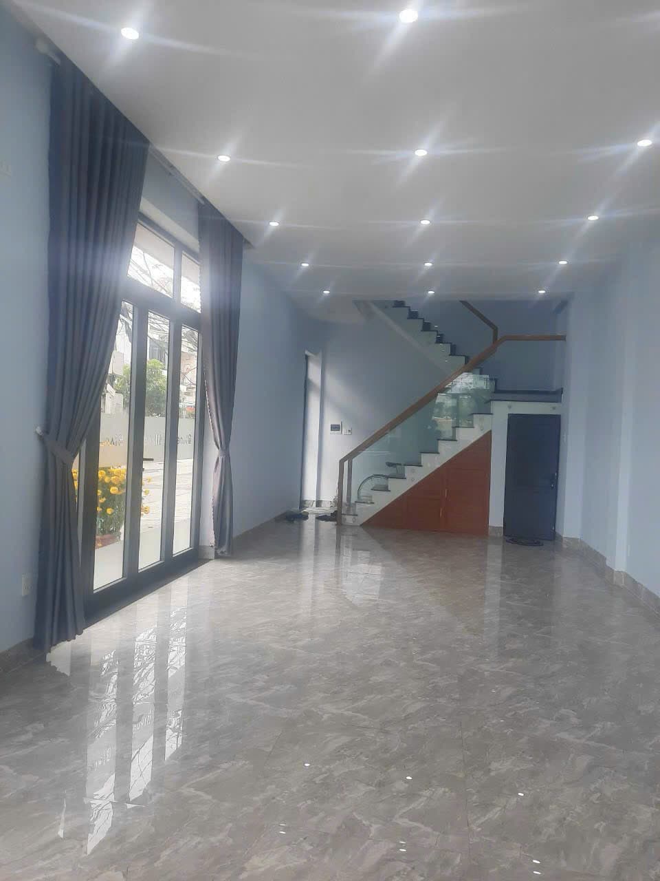 Nhà nguyên căn 3 tầng đường Lê Văn Hiến, phù hợp văn phòng và showroom - Ảnh 2