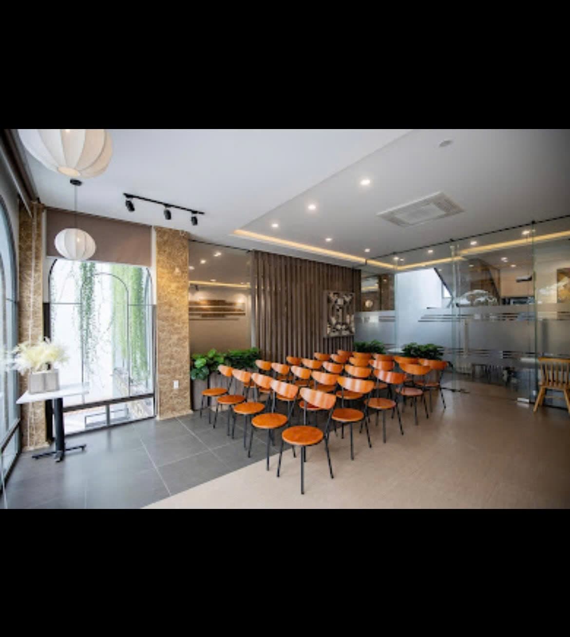 Nhà 2 tầng tại Đống Đa, diện tích 470m2, có sân vườn sau, phù hợp kinh doanh cafe, nhà hàng...