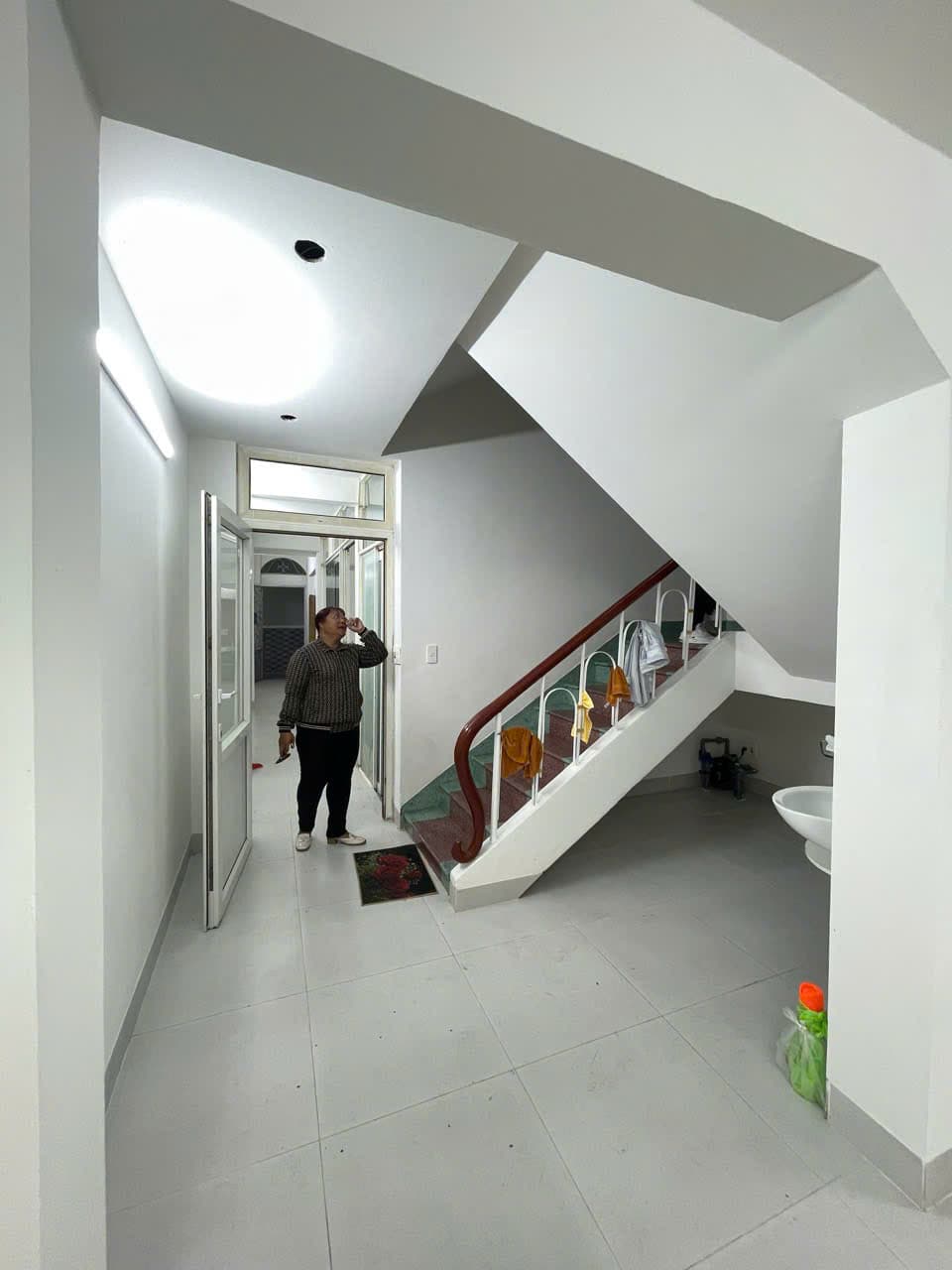 Nhà nguyên căn 3 tầng đường Trần Quốc Toản, diện tích 125m², phù hợp kinh doanh - Ảnh 2