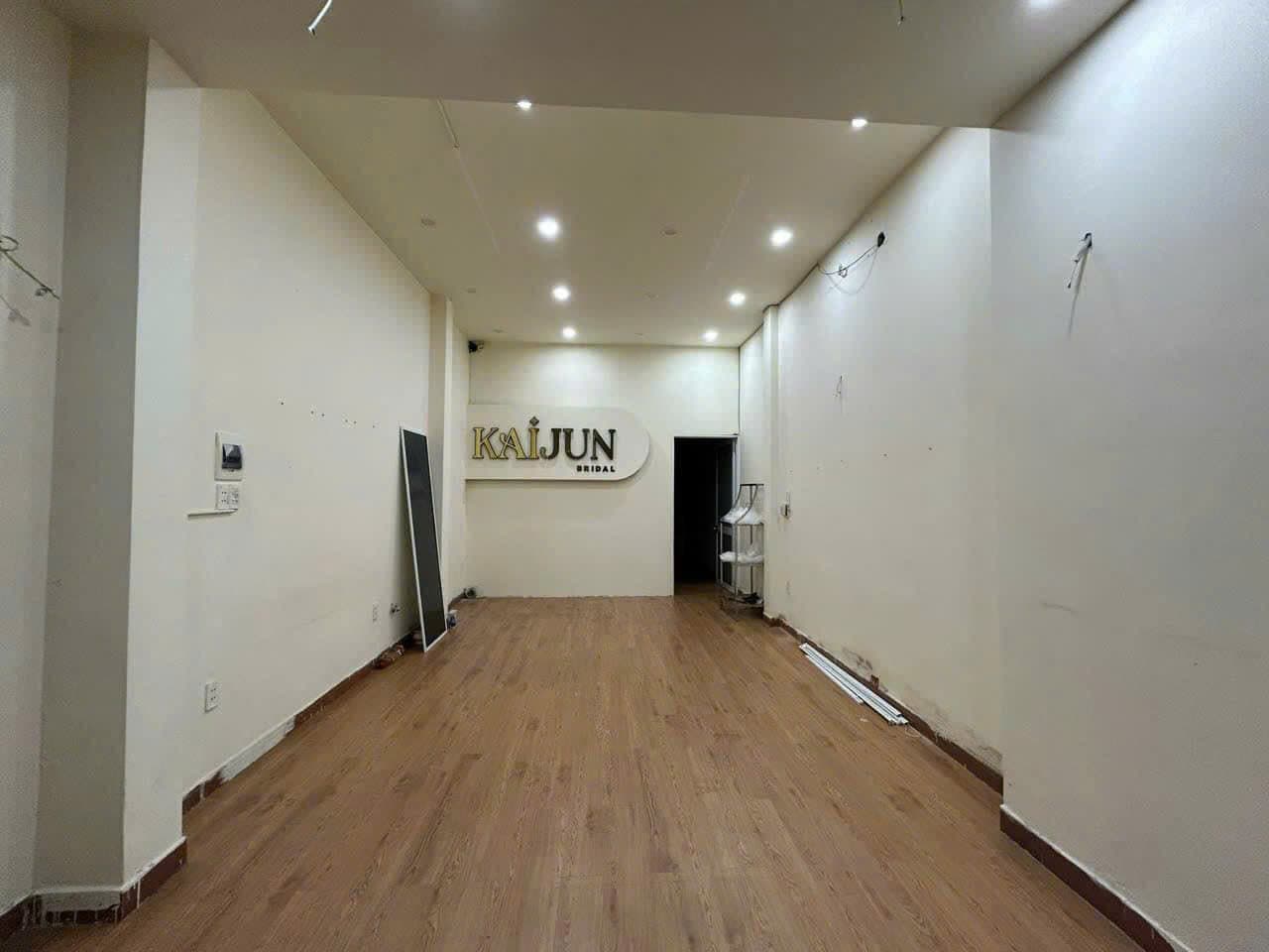 Nhà nguyên căn 3 phòng ngủ tại Nguyễn Du, Hải Châu, diện tích 75m², phù hợp ở và kinh doanh - Ảnh 2
