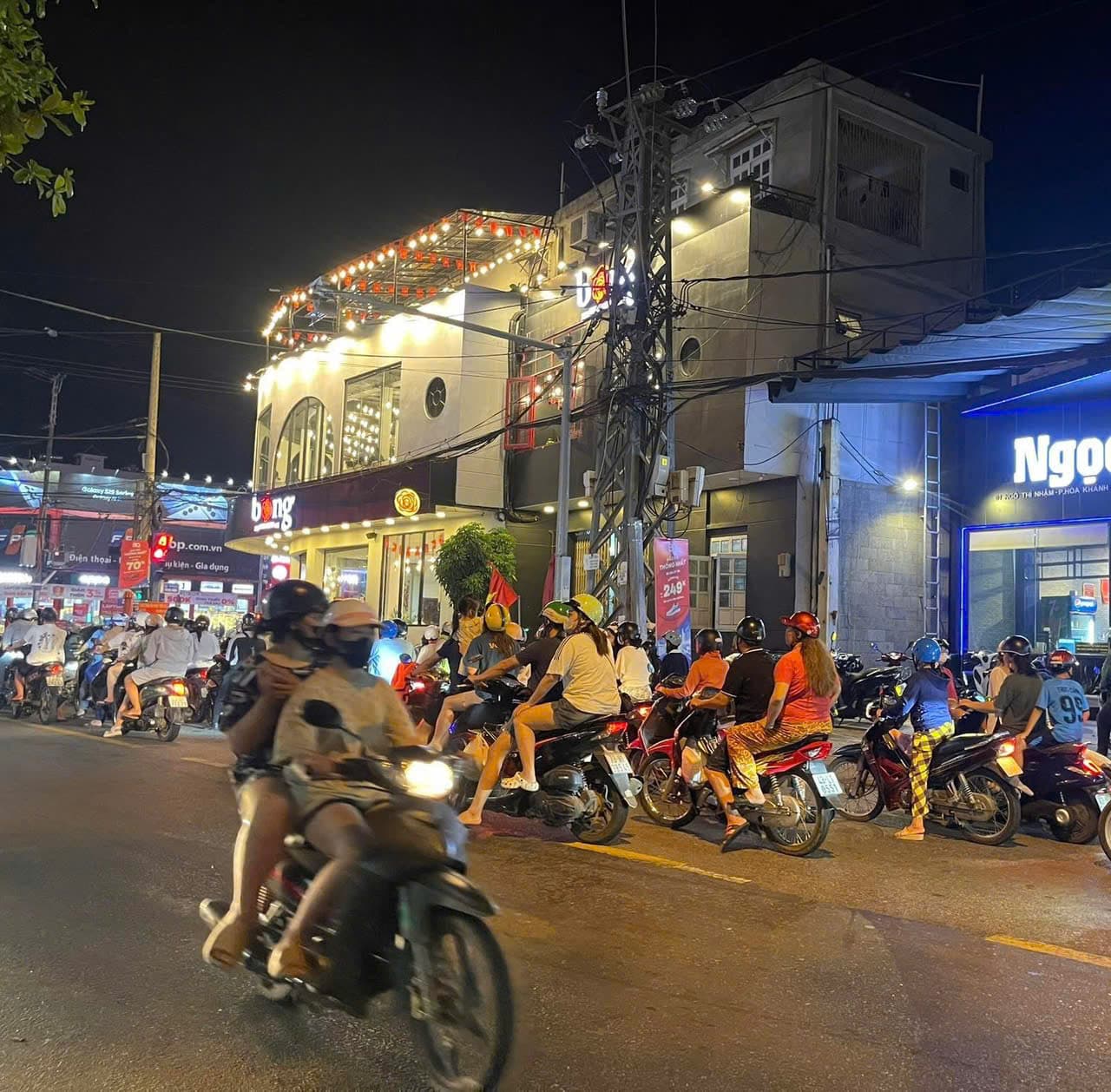 NHÀ NGUYÊN CĂN 2 TẦNG 303M2 GÓC NGÃ TƯ NGÔ THÌ NHẬM