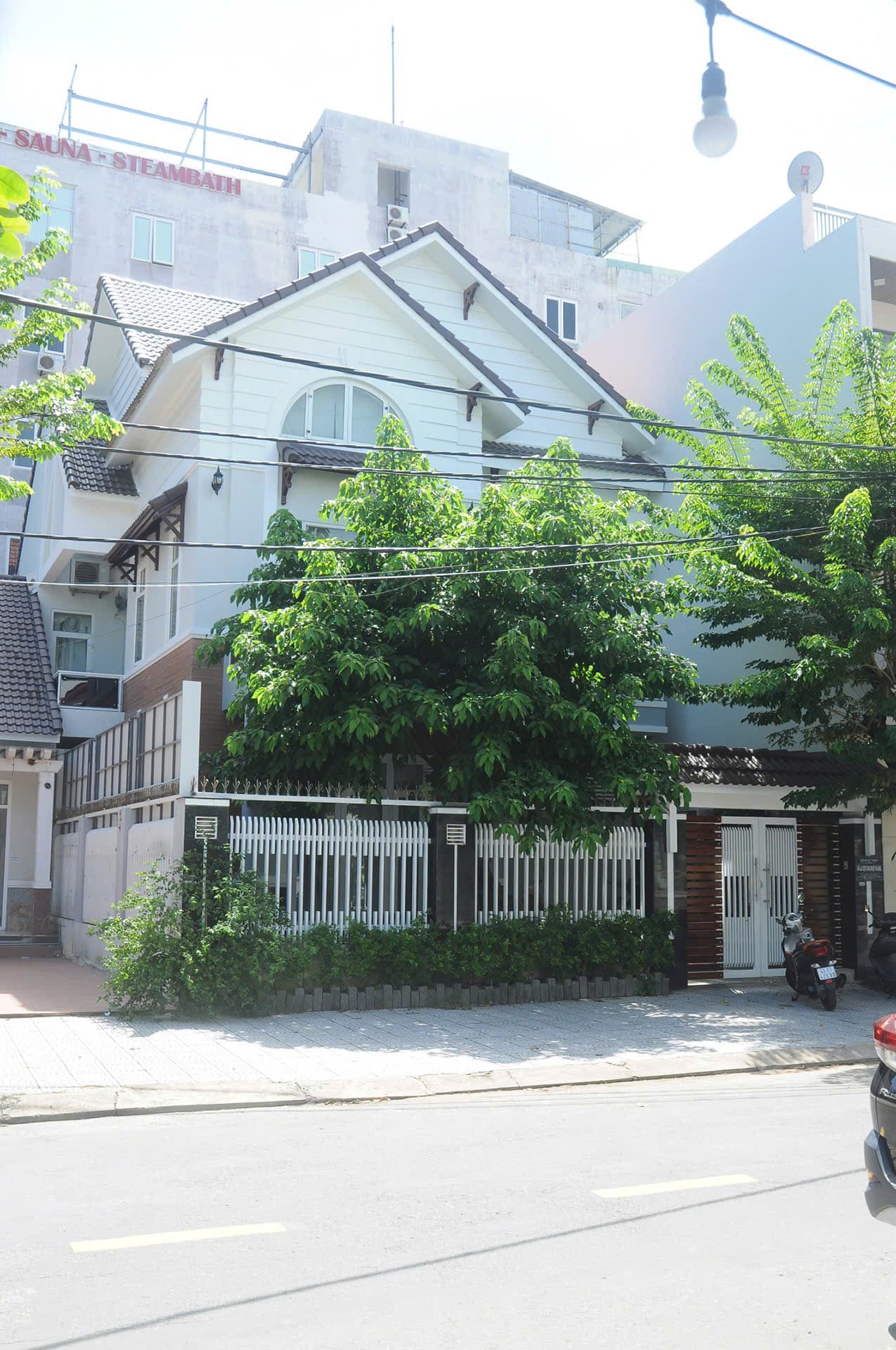 Nhà 3 tầng ngã tư Dương Đình Nghệ và Lê Văn Quý, diện tích 200m², phù hợp kinh doanh cà phê và làm văn phòng - Ảnh 1