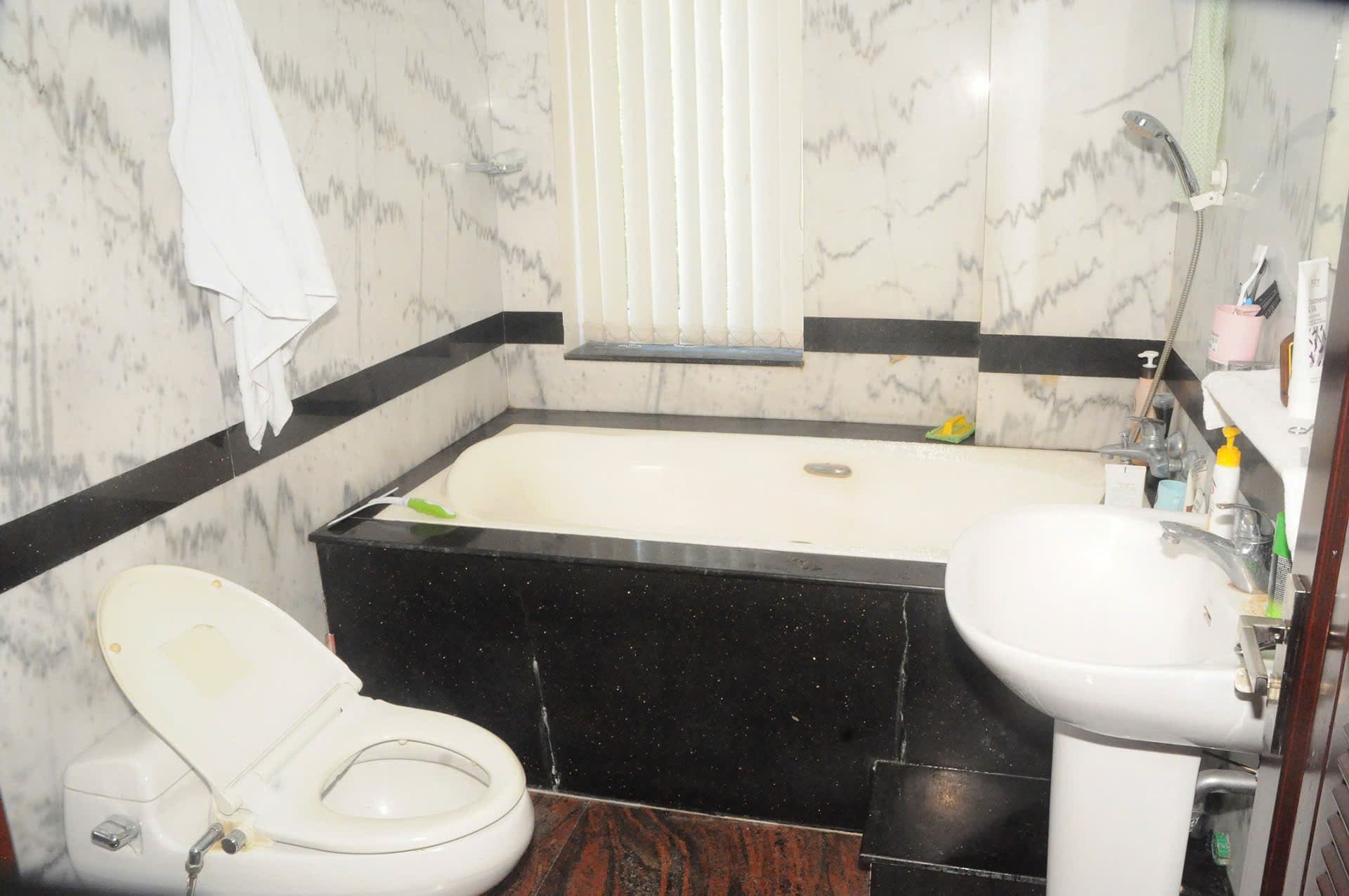 Nhà 3 tầng ngã tư Dương Đình Nghệ và Lê Văn Quý, diện tích 200m², phù hợp kinh doanh cà phê và làm văn phòng - Ảnh 4