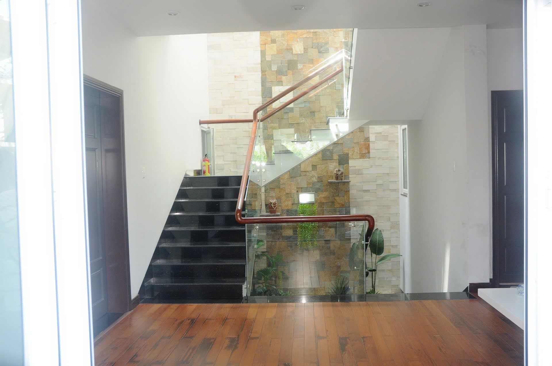 Nhà 3 tầng ngã tư Dương Đình Nghệ và Lê Văn Quý, diện tích 200m², phù hợp kinh doanh cà phê và làm văn phòng - Ảnh 6