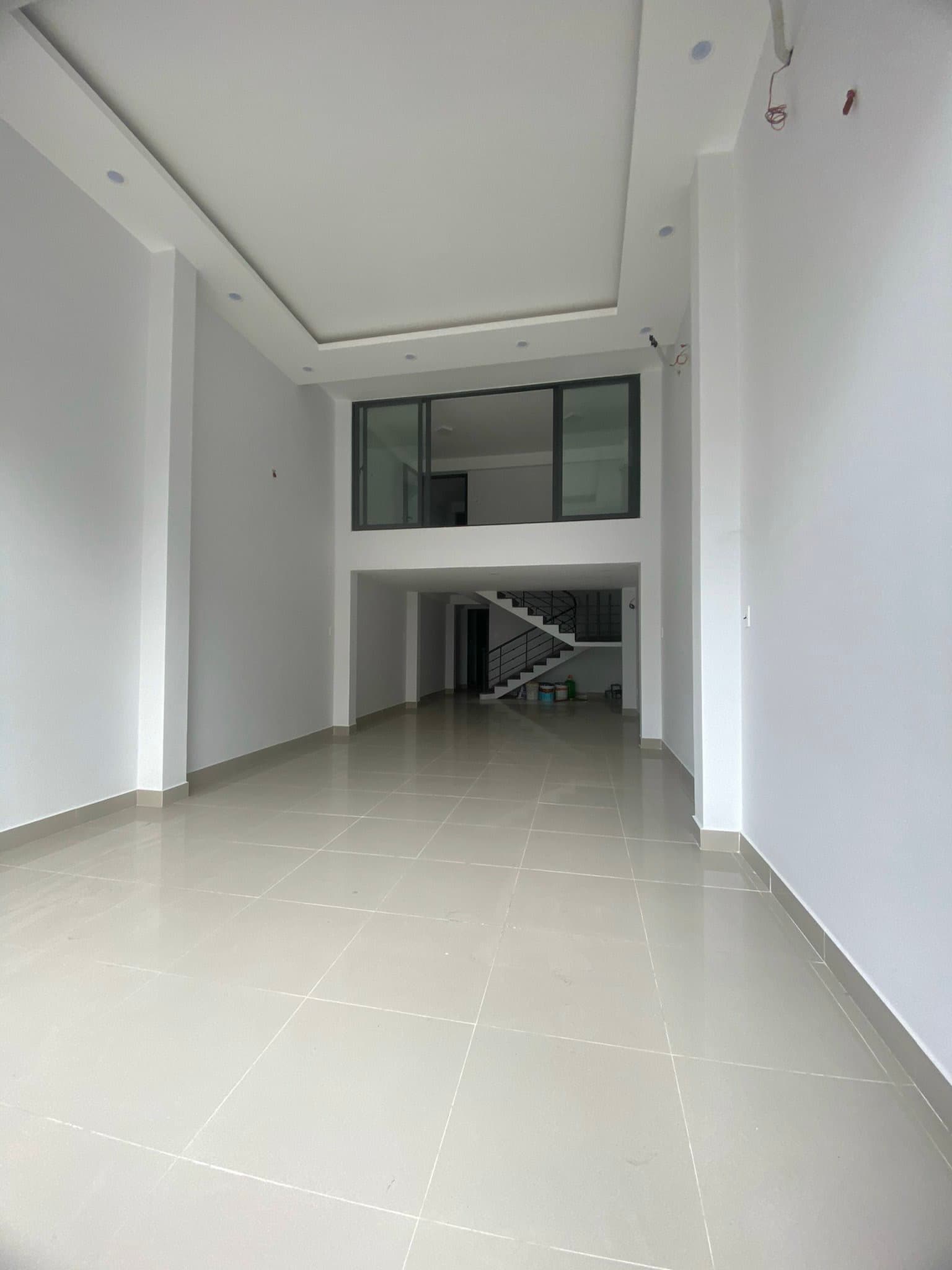Nhà 2,5 tầng mới, thang giữa, diện tích 4,5x22m phù hợp ở và kinh doanh - Ảnh 1