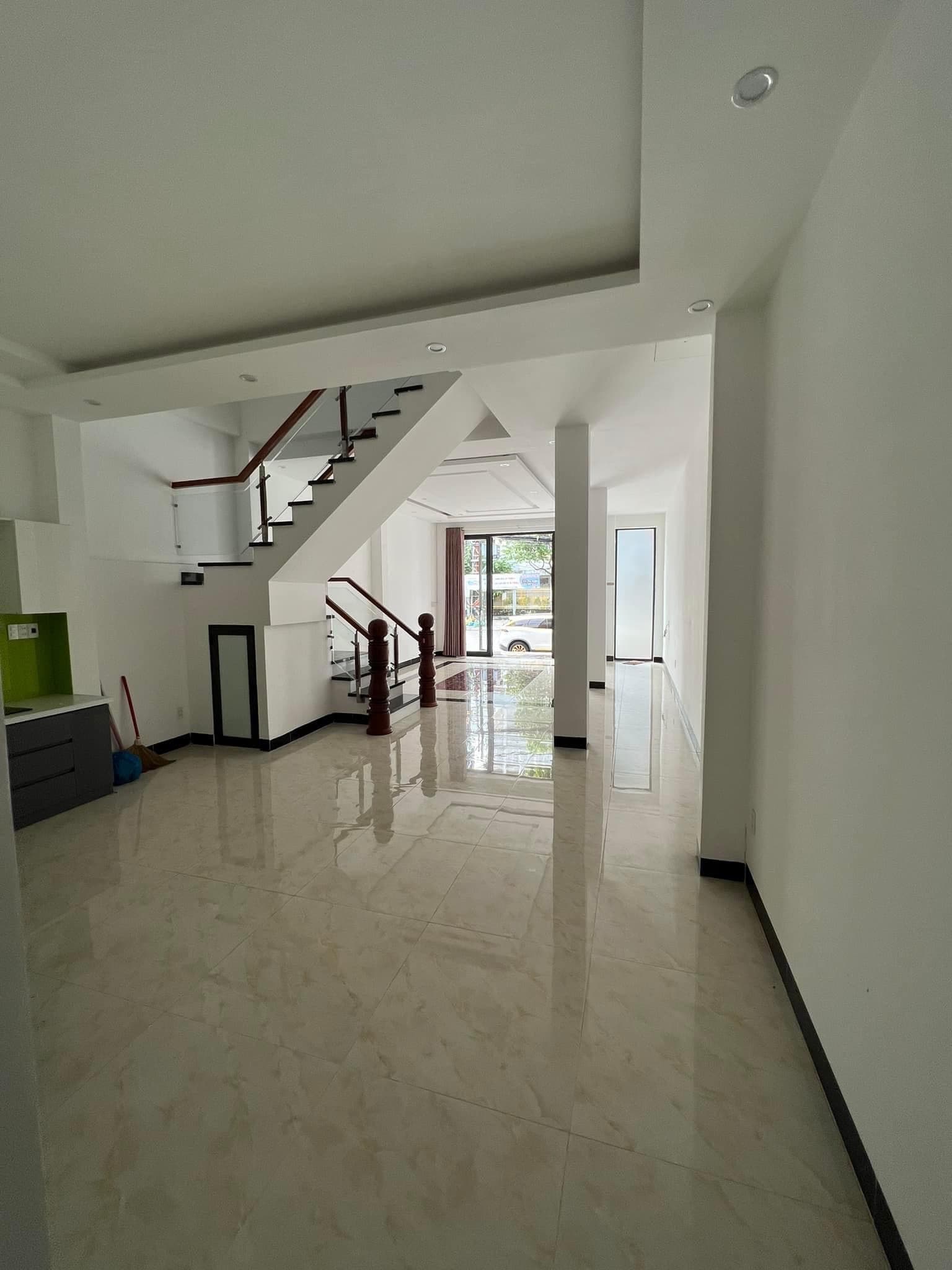 Nhà nguyên căn 3 tầng tại Phan Đăng Lưu, diện tích 111m2. - Ảnh 2