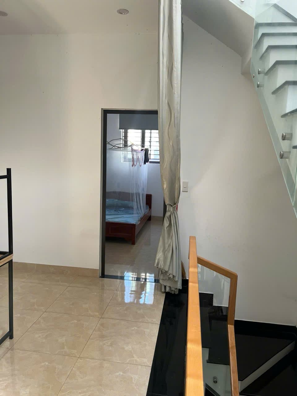 Nhà ở 2 tầng tại Hải Phòng, có sân để xe rộng 20m², phù hợp gia đình - Ảnh 1