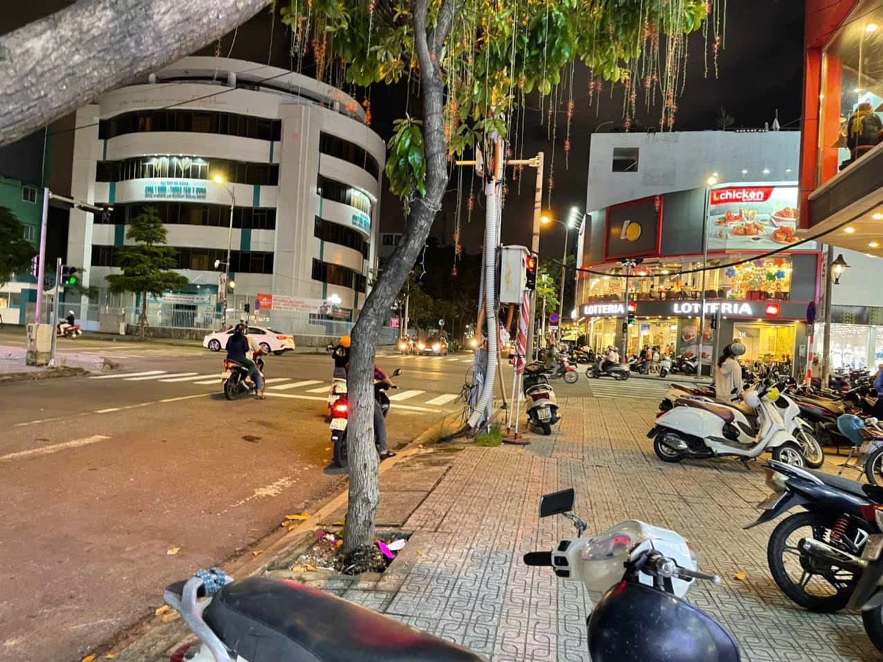 Mặt bằng kinh doanh gần ngã tư Lê Duẩn và Nguyễn Thị Minh Khai - Ảnh 1