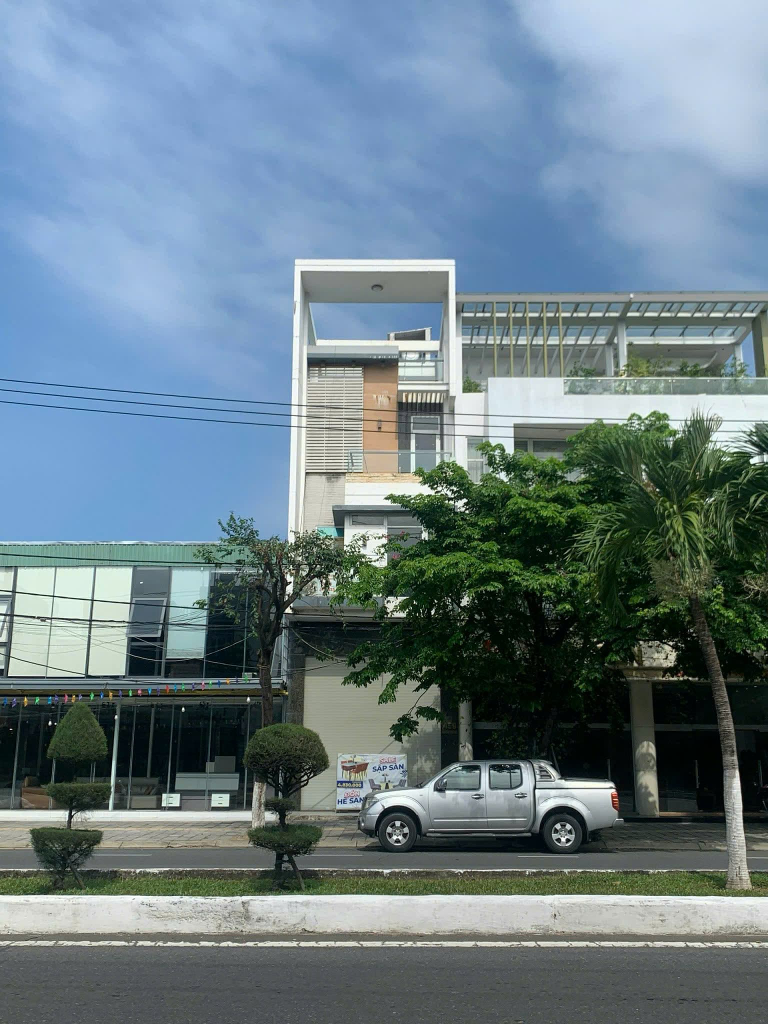 Nhà 5 tầng trên đường Nguyễn Hữu Thọ, phù hợp kinh doanh sạch sẽ - Ảnh 1