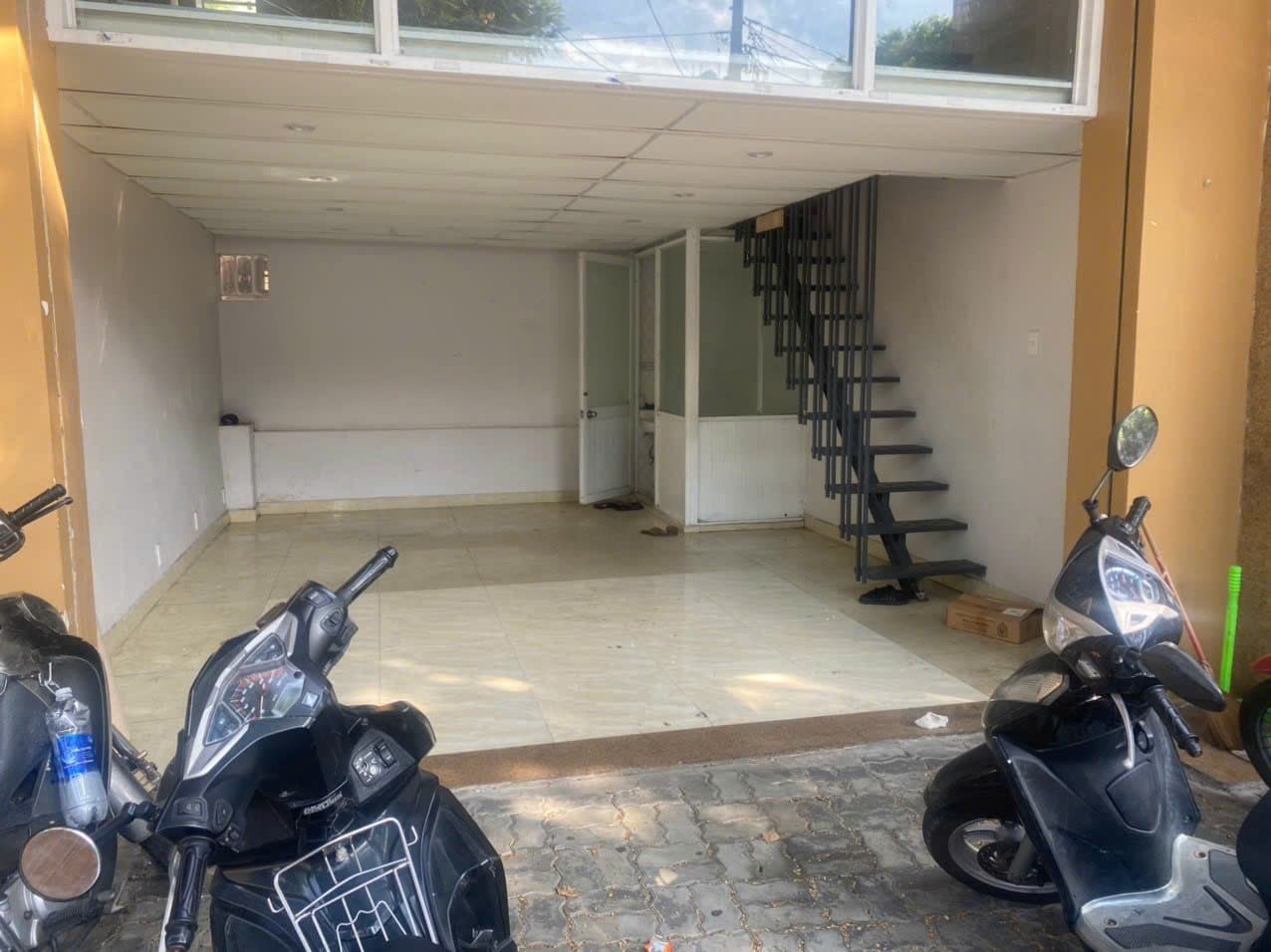 Nhà nguyên căn 2 tầng có lửng tại Hà Huy Tập, phù hợp kinh doanh - Ảnh 2