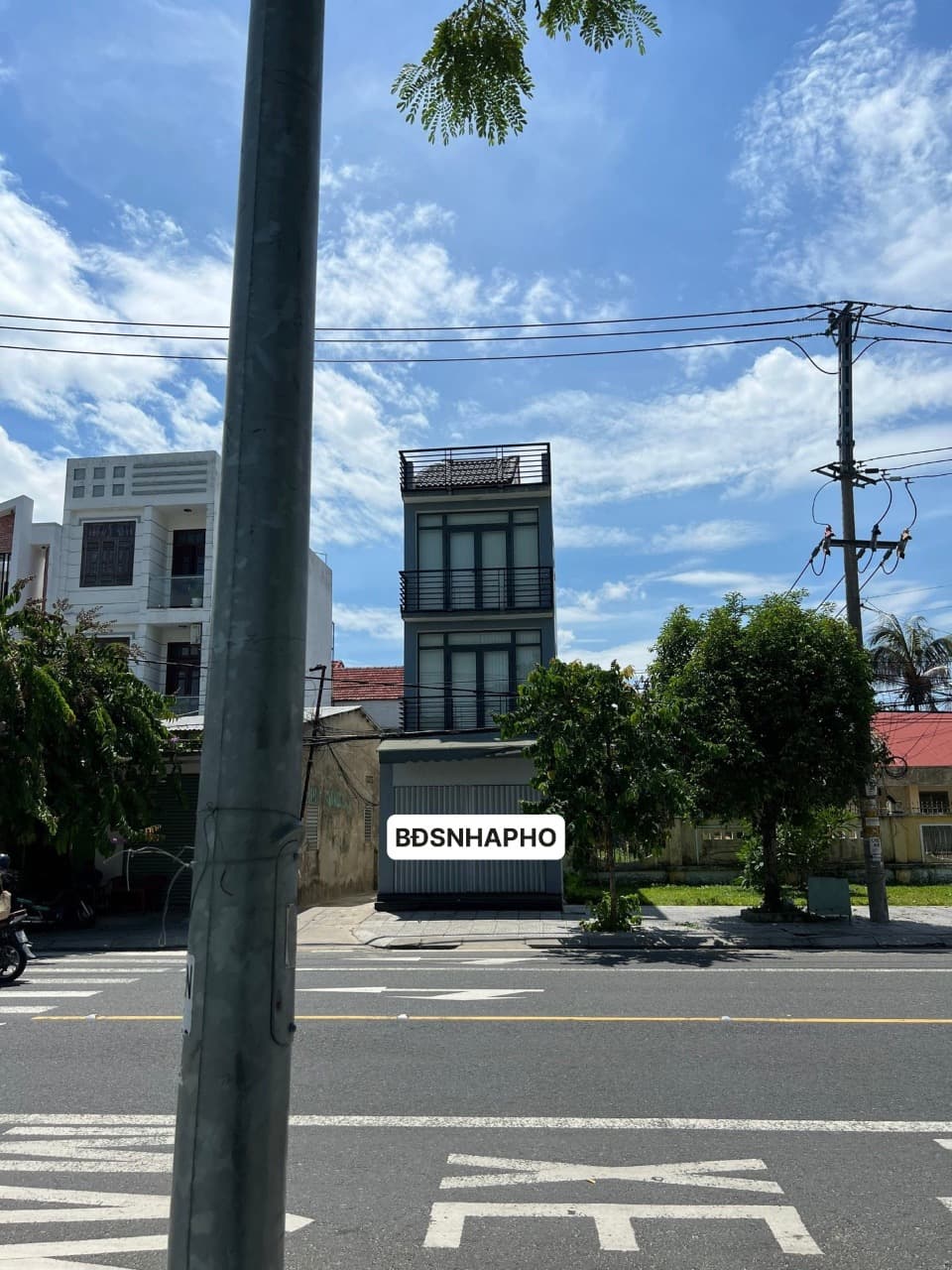 Nhà nguyên căn 3 tầng đường Nguyễn Tất Thành, gần phố cổ, phù hợp kinh doanh - Ảnh 1