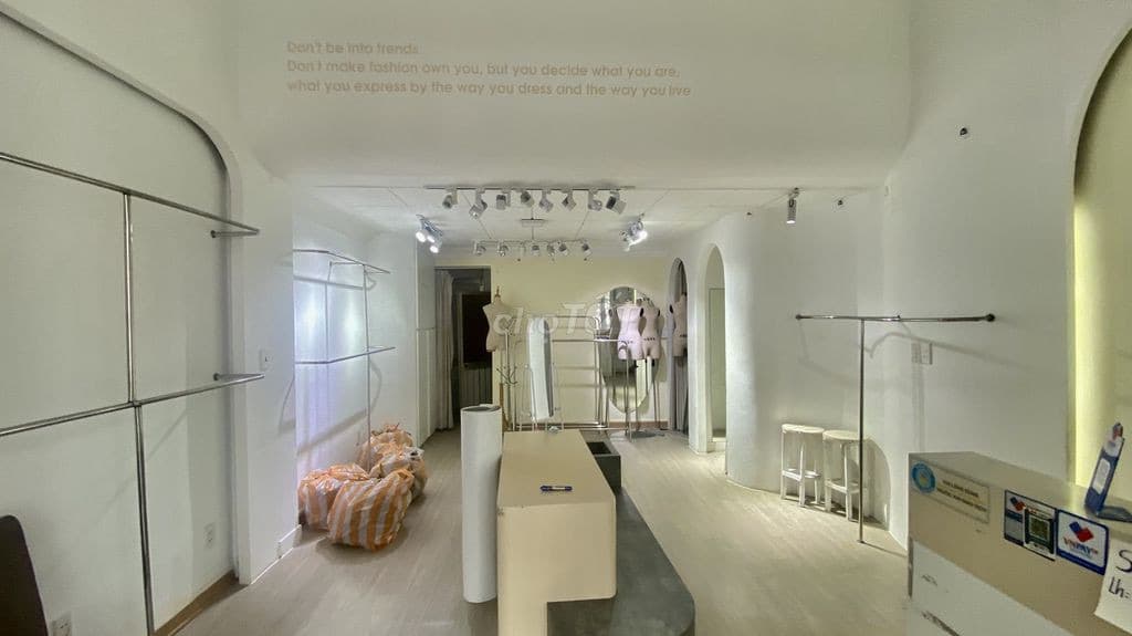 Mặt bằng kinh doanh lối đi riêng tại Nguyễn Thị Minh Khai, diện tích 33.75m², phù hợp văn phòng - Ảnh 1