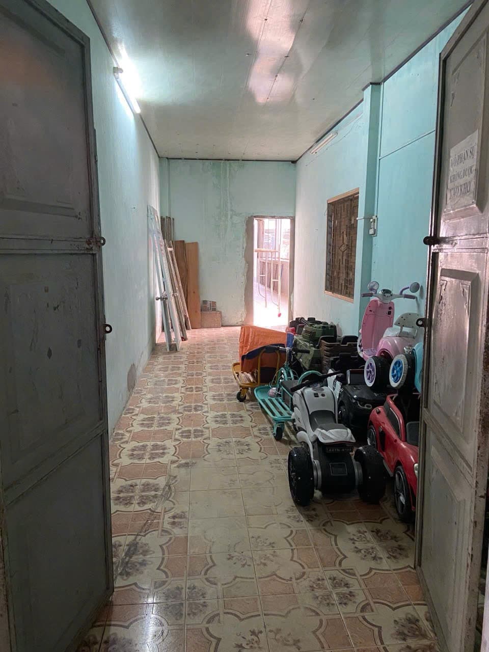 Mặt bằng kinh doanh 300m2 tại Tôn Đản, có khu đậu xe riêng và 3 nhà vệ sinh - Ảnh 3