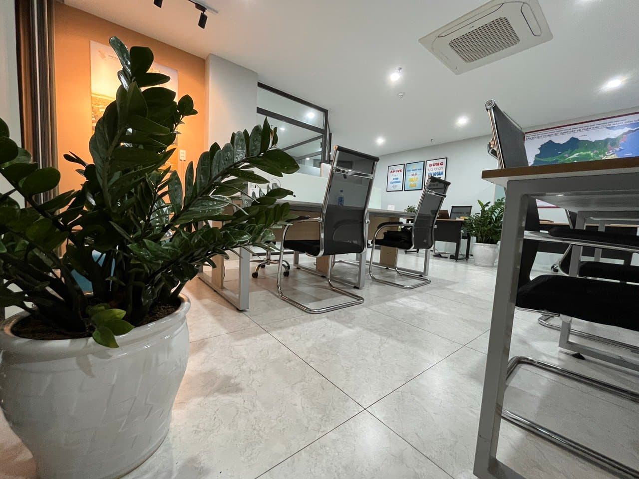 CHO THUÊ VĂN PHÒNG TẦNG 3, SẴN BÀN GHẾ, DIỆN TÍCH 80M2, 100M2 - Ảnh 3