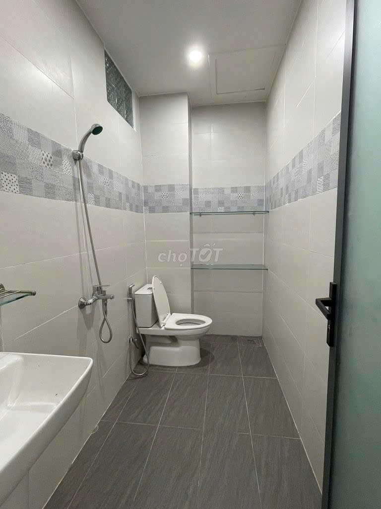 Nhà nguyên căn 3 tầng trống suốt, phù hợp kinh doanh tại Nguyễn Hữu Thọ - Ảnh 2