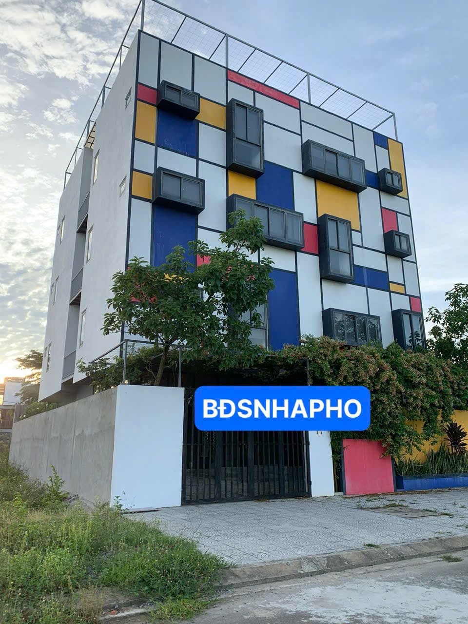 Nhà 4 tầng có thang máy tại Vùng Trung 4, Ngũ Hành Sơn, diện tích 300m2, phù hợp kinh doanh và lưu trú - Ảnh 1