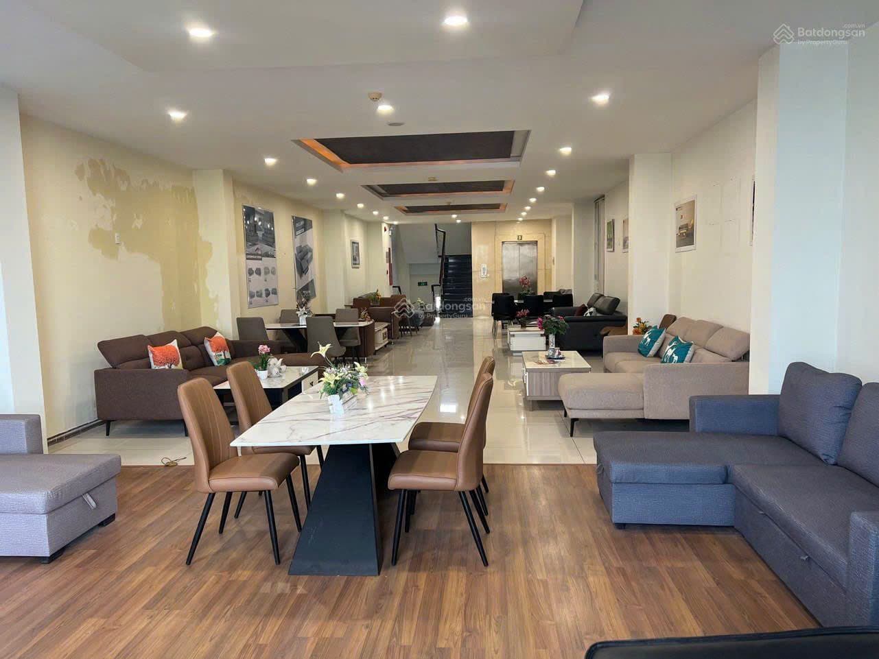 Tòa nhà văn phòng 1250m² mặt tiền đường Núi Thành, Hải Châu, phù hợp spa và đào tạo - Ảnh 1