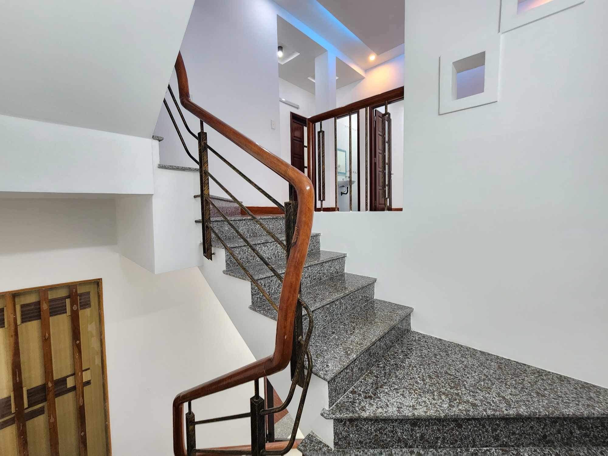 Nhà 3 tầng mặt tiền 9m đường Lý Tự Trọng, quận Hải Châu, phù hợp kinh doanh và văn phòng - Ảnh 4