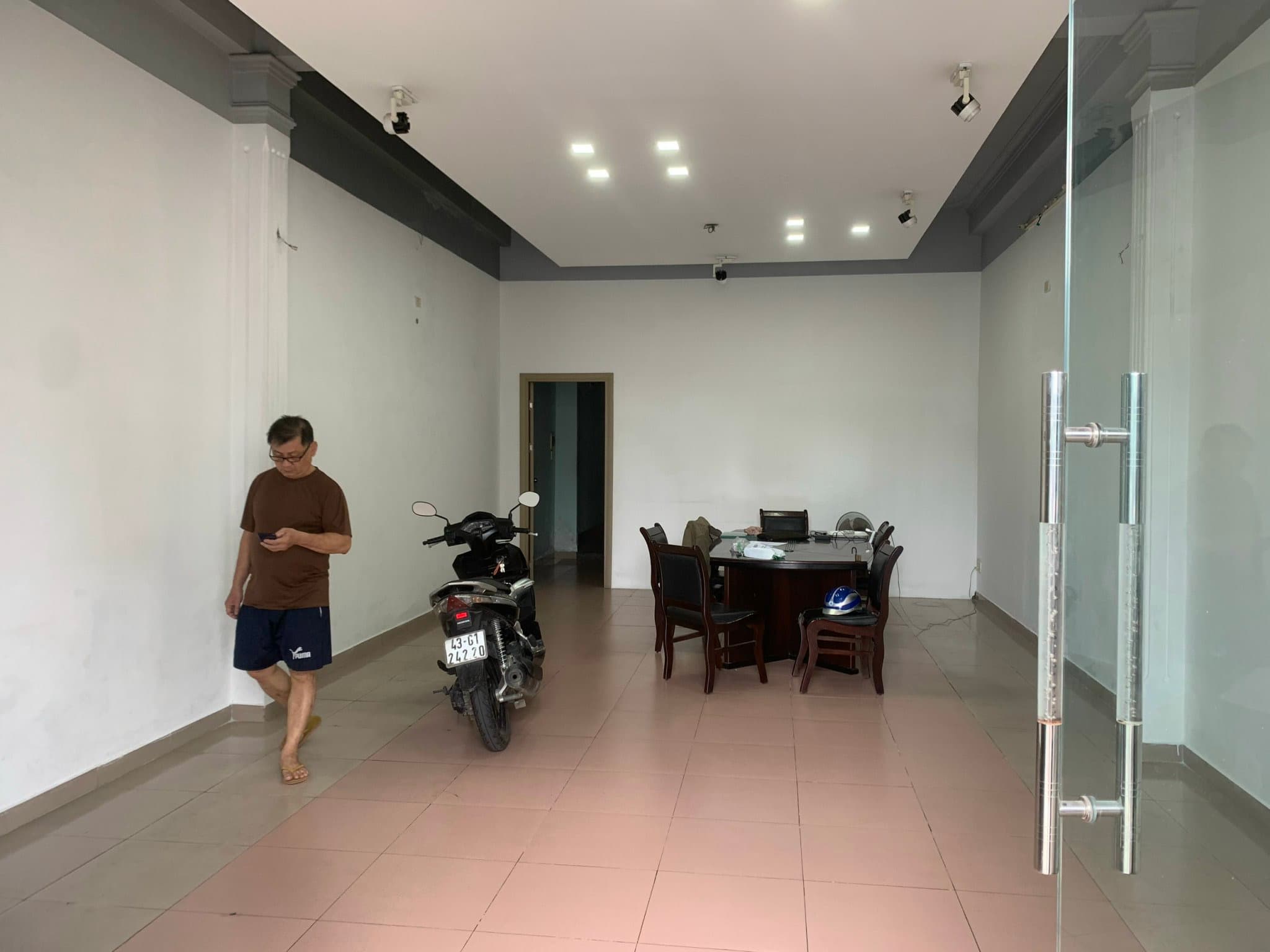 Nhà 3 tầng cho thuê 2 tầng, diện tích 125m2, phù hợp kinh doanh tại Nguyễn Hữu Thọ - Ảnh 2