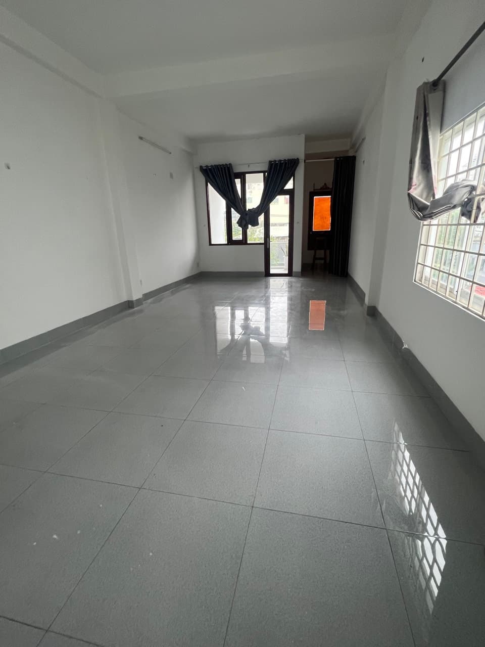 Nhà nguyên căn 3 tầng tại Núi Thành, diện tích 300m2, phù hợp ở và kinh doanh - Ảnh 4