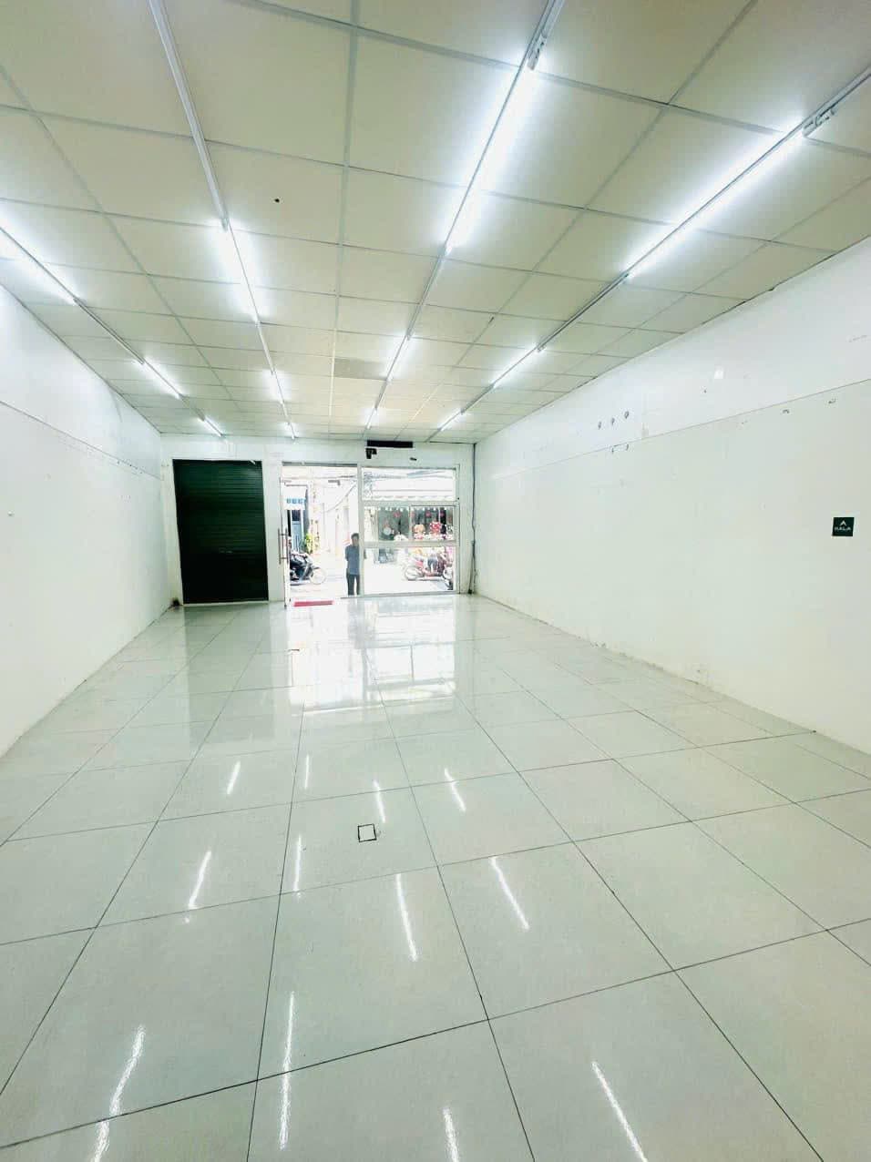 Nhà C4 trống suốt 70m2 đường Nguyễn Hoàng, gần Nguyễn Văn Linh, phù hợp cho thuê lâu dài - Ảnh 2