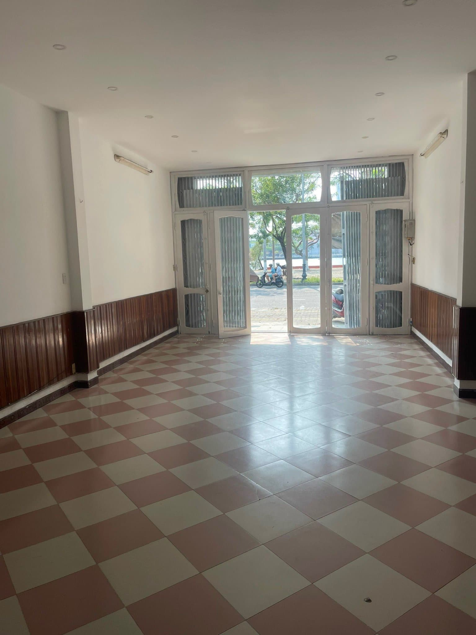 Mặt bằng kinh doanh 2,5 tầng đường Trần Hưng Đạo, quận Ngũ Hành Sơn, diện tích 125m² - Ảnh 2