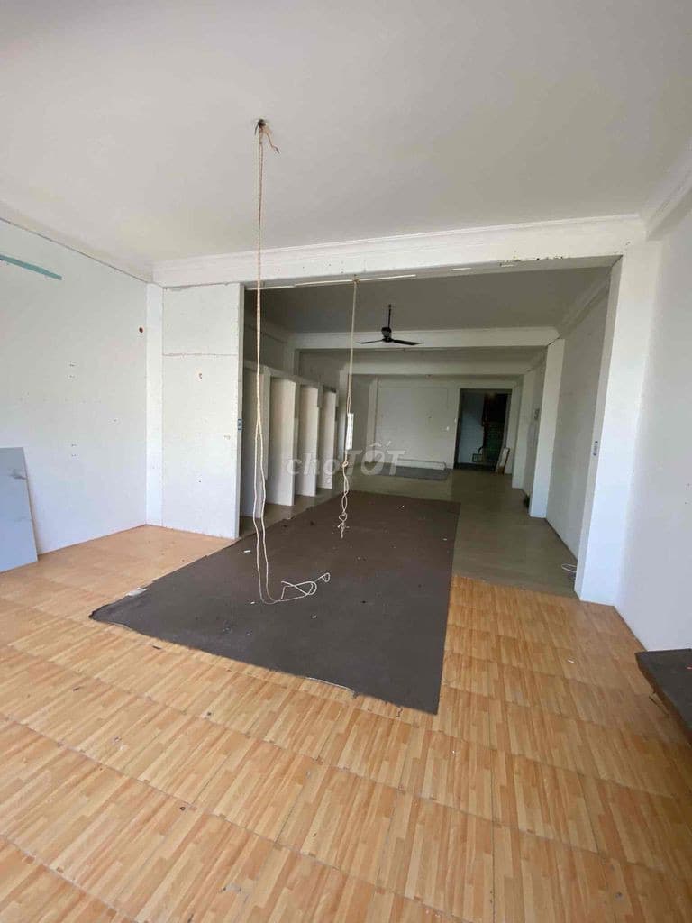 Văn phòng 155m² tầng 2 tại Núi Thành, quận Hải Châu, trống suốt, có chỗ để xe - Ảnh 2