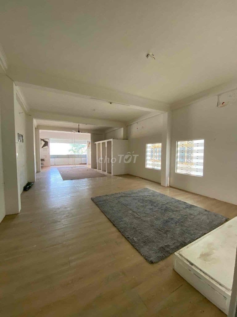 Văn phòng 155m² tầng 2 tại Núi Thành, quận Hải Châu, trống suốt, có chỗ để xe - Ảnh 3