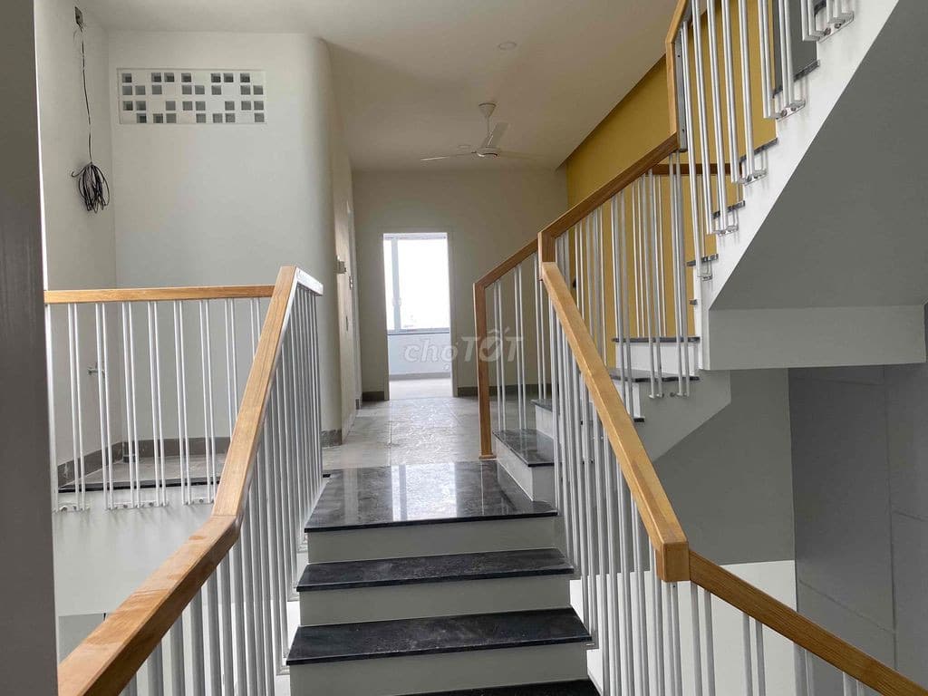 Nhà 4 tầng kiên cố tại Hoàng Thị Loan, diện tích 100m2, phù hợp ở và làm việc - Ảnh 3