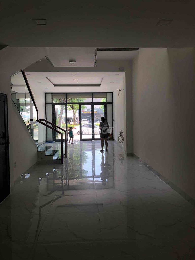 Nhà 3 tầng tại Nguyễn Phước Lan, diện tích 98m2, phù hợp làm văn phòng và kinh doanh - Ảnh 2