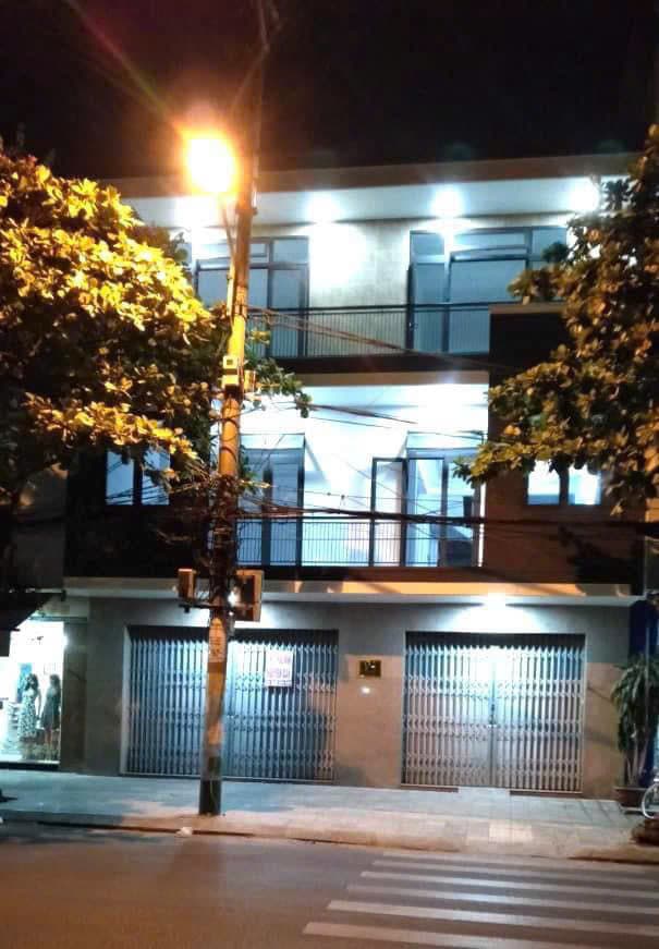Nhà nguyên căn 3 tầng đường Nguyễn Lộ Trạch, quận Hải Châu, 100m2, phù hợp ở và kinh doanh - Ảnh 1