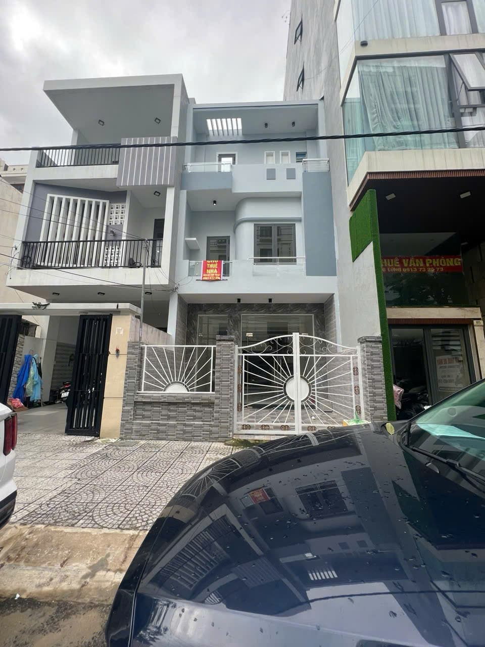 Nhà nguyên căn 3 tầng diện tích 100m² tại Nguyễn Xuân Khoát, phù hợp để ở - Ảnh 1