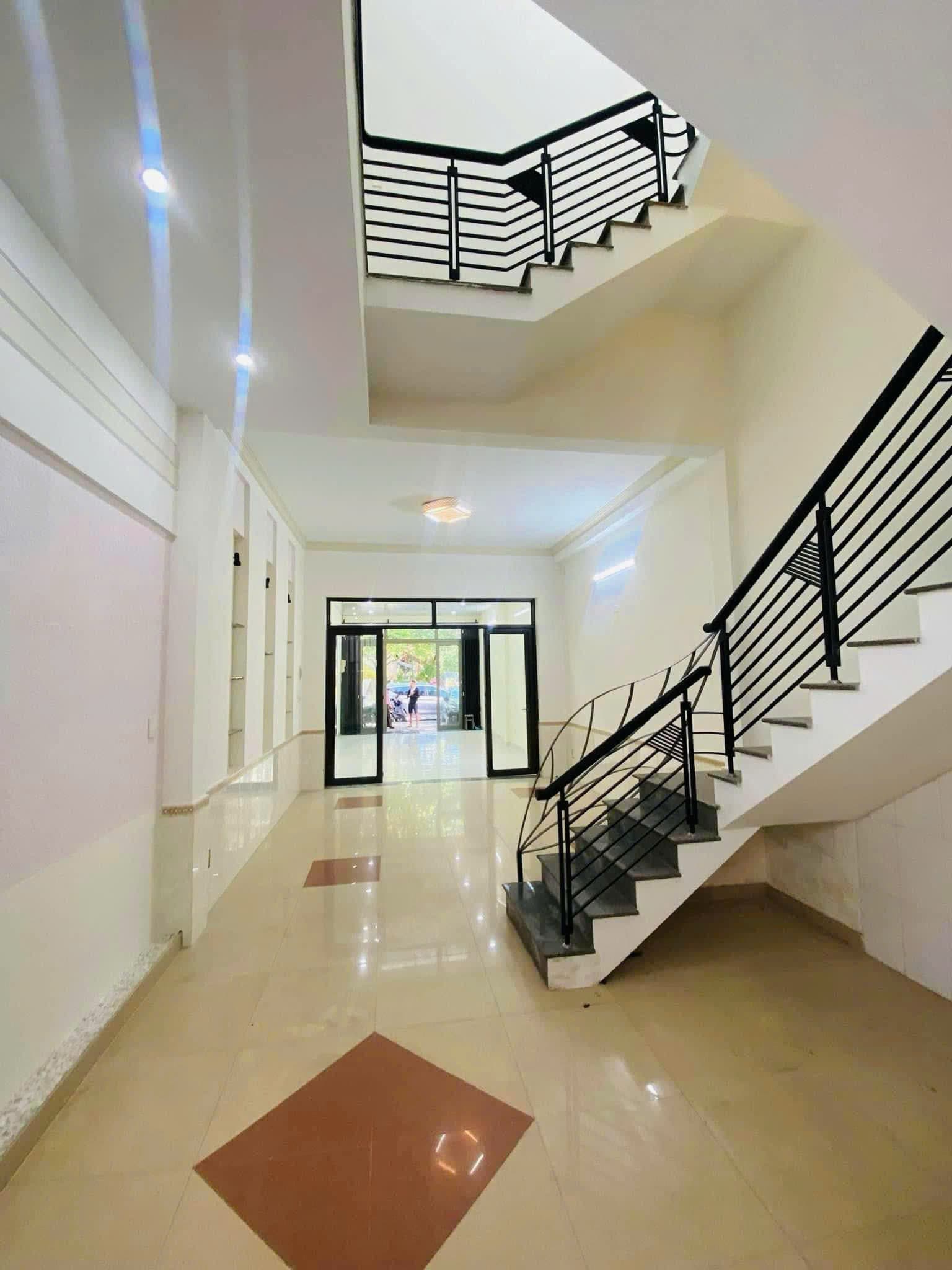 Nhà 2,5 tầng mặt tiền Hàn Thuyên, diện tích 125m2, phù hợp kinh doanh sạch sẽ - Ảnh 2