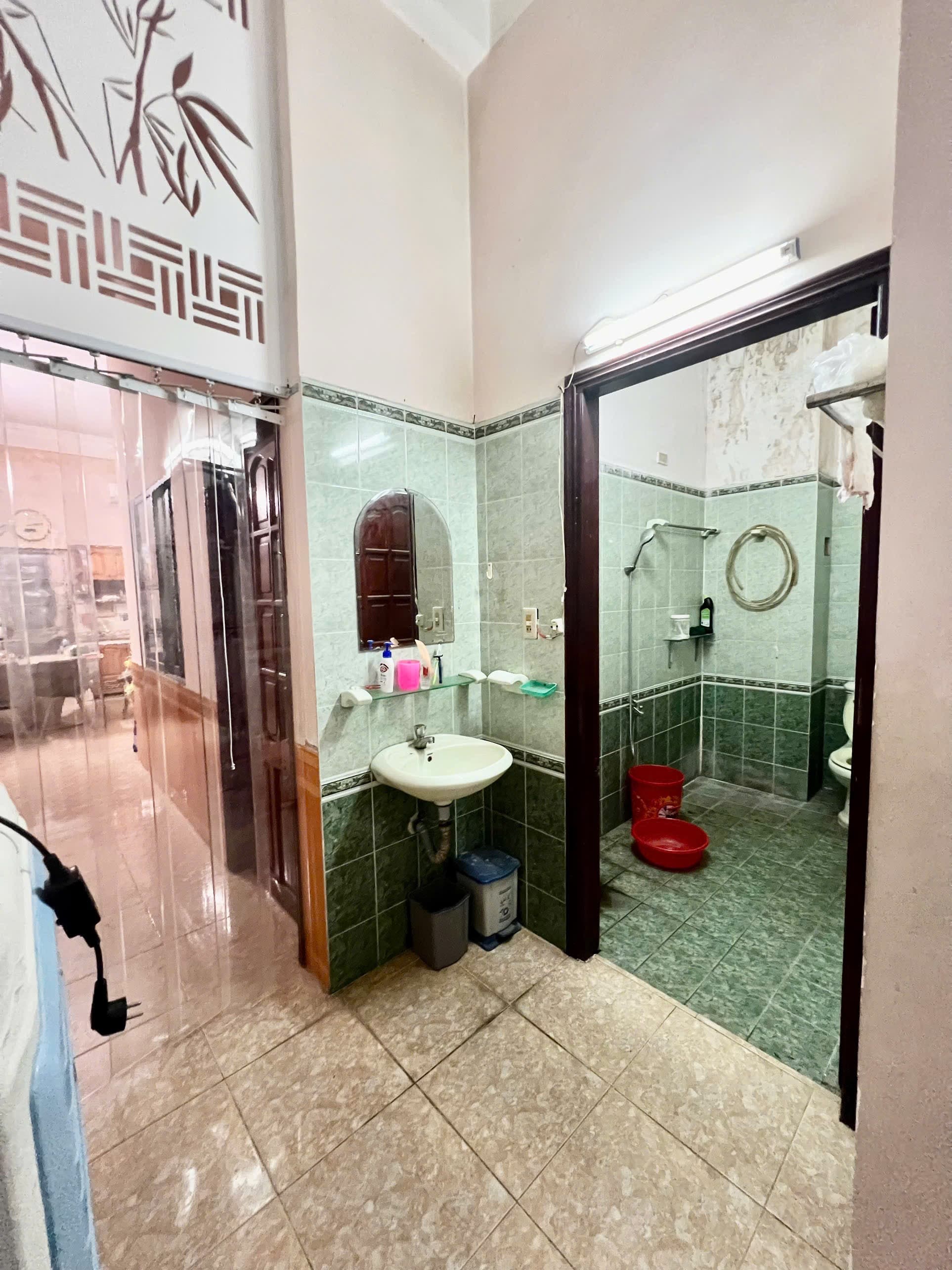 Nhà nguyên căn 4 tầng đường Lê Phụng Hiểu, diện tích 100m2, phù hợp đại gia đình và kinh doanh - Ảnh 2