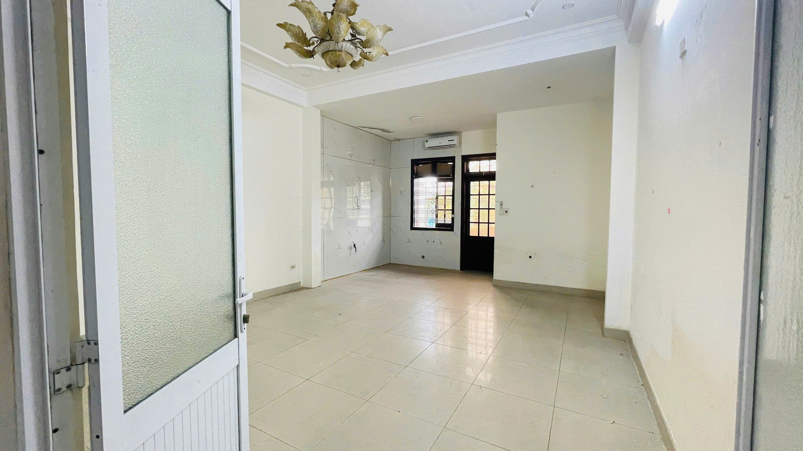 Nhà nguyên căn mặt tiền đường 3 tháng 2, diện tích 125m2, phù hợp làm văn phòng hoặc trung tâm giáo dục - Ảnh 1