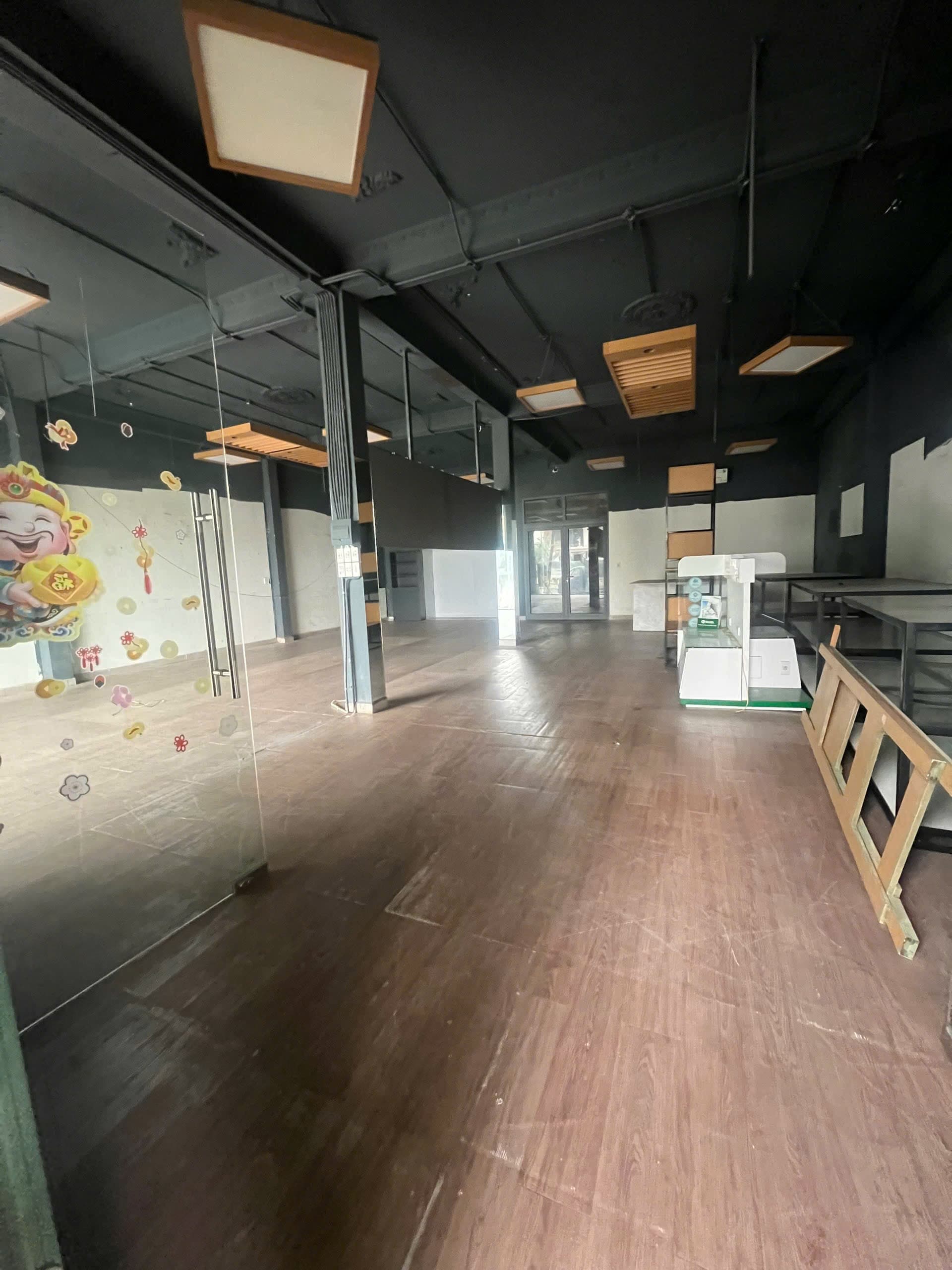 Mặt bằng kinh doanh mặt tiền 10m sâu 15m tại Nguyễn Hữu Thọ, có phòng kho phía sau - Ảnh 2