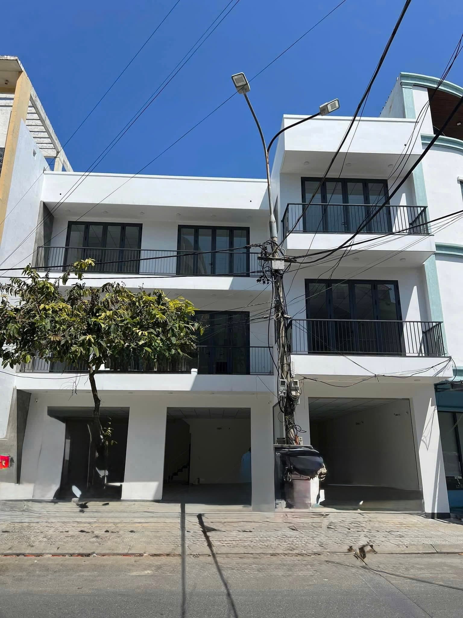 Nhà nguyên căn 3 tầng đường Lê Đình Thám, diện tích 192m2, phù hợp kinh doanh - Ảnh 1