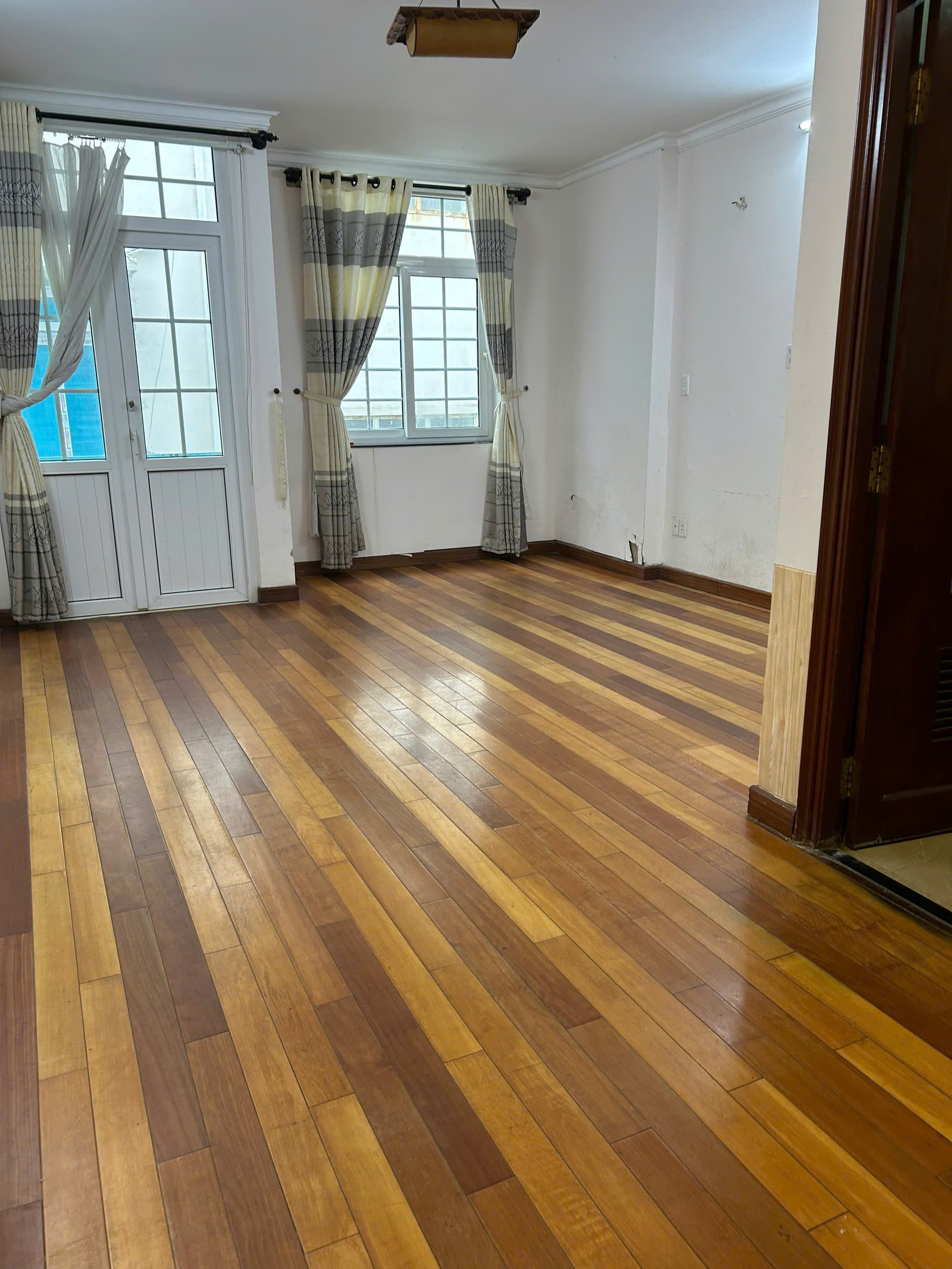 Nhà nguyên căn 3 tầng diện tích 95m2 tại Quang Trung, phù hợp để ở và kinh doanh - Ảnh 1