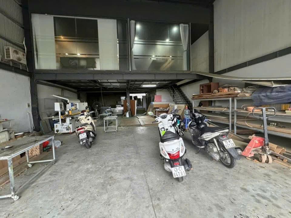 Mặt bằng kinh doanh 200m2 có gác lửng, ngang 10m, phù hợp thuê dài hạn - Ảnh 1