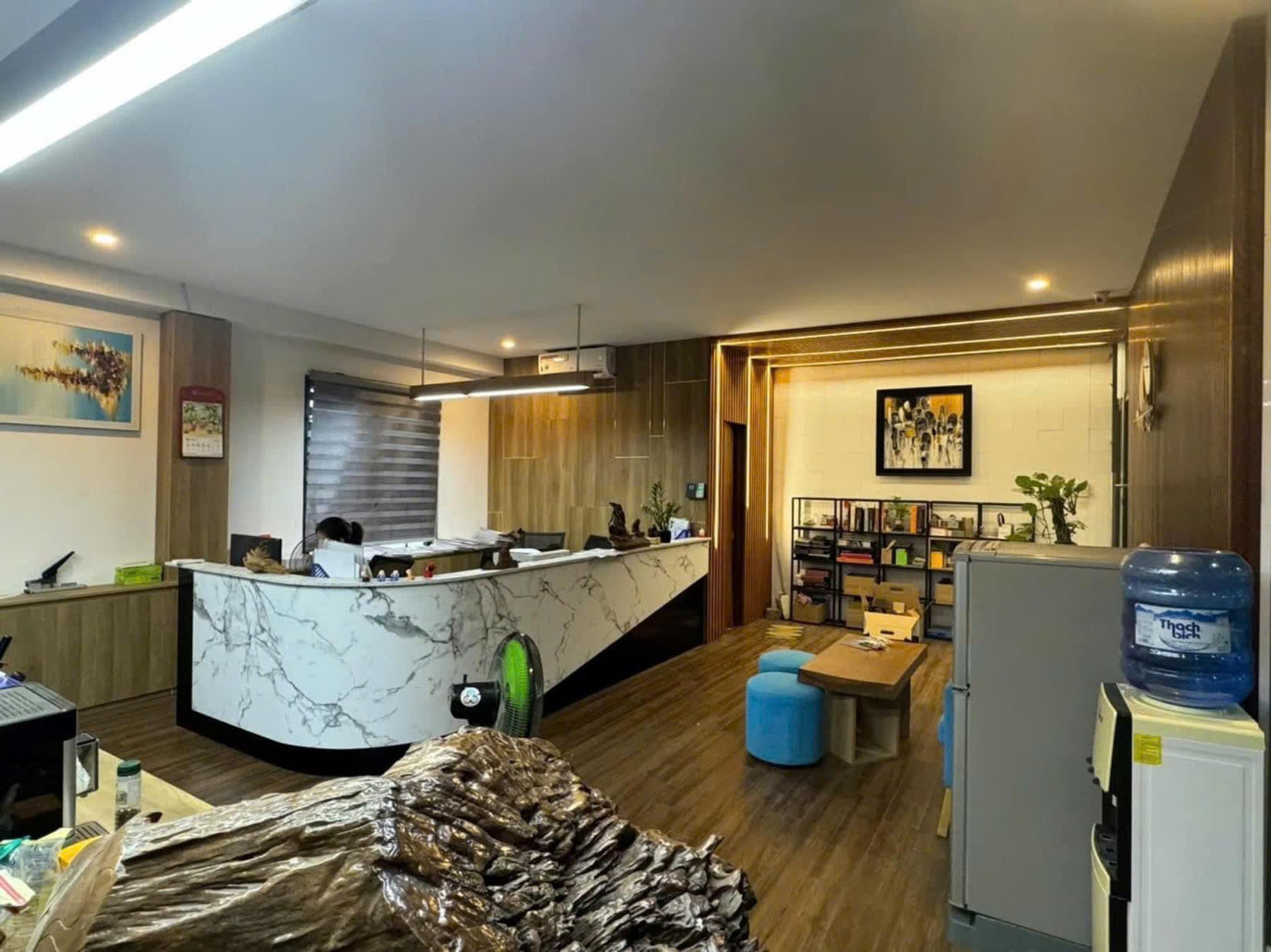 Mặt bằng kinh doanh 200m2 có gác lửng, ngang 10m, phù hợp thuê dài hạn - Ảnh 2