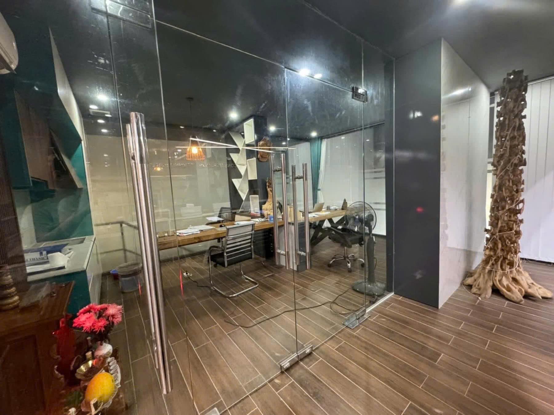 Mặt bằng kinh doanh 200m2 có gác lửng, ngang 10m, phù hợp thuê dài hạn - Ảnh 3