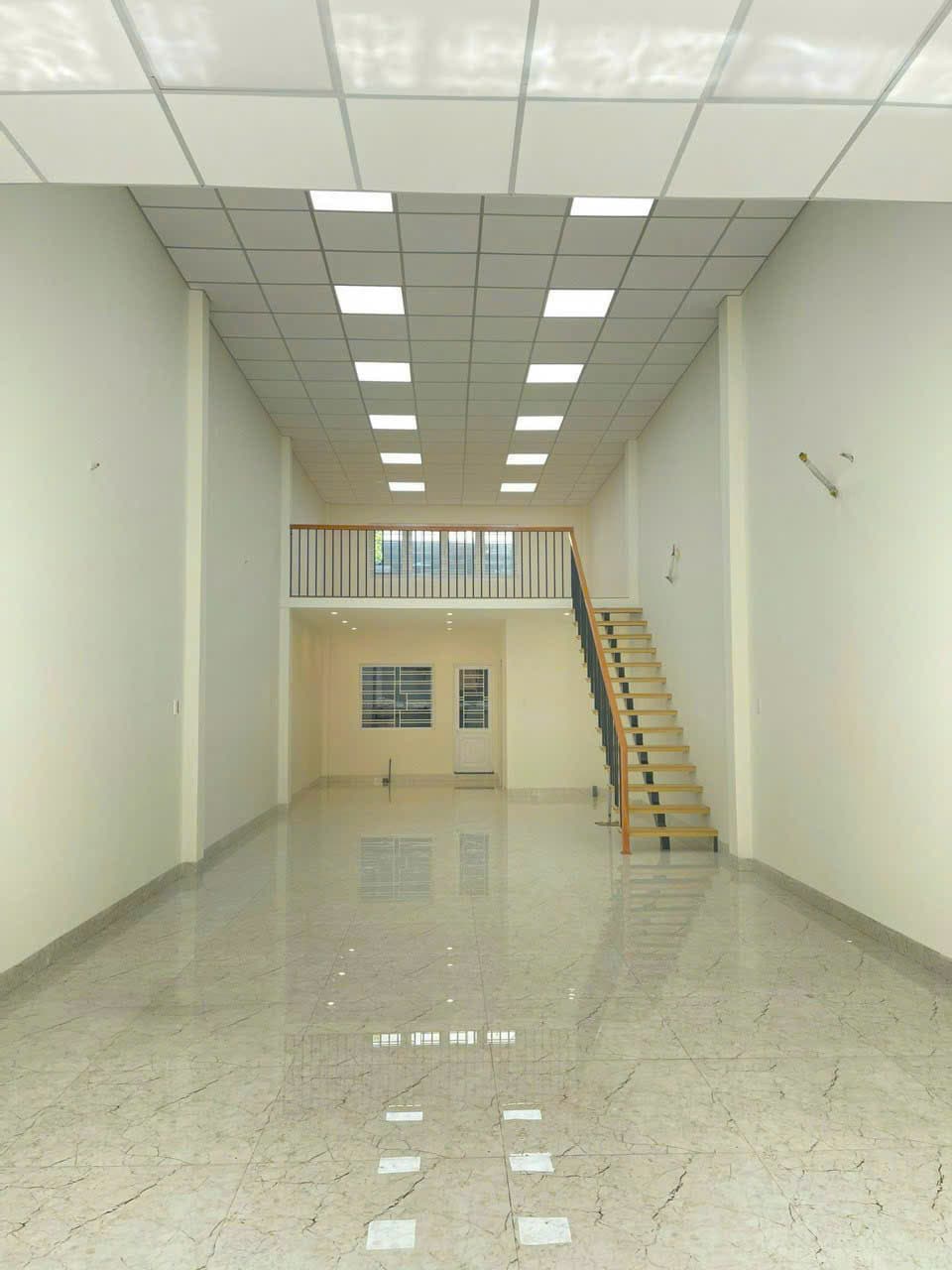 Nhà nguyên căn cấp 4 mặt tiền Man Thiện, diện tích 96m2, phù hợp văn phòng và kho bãi - Ảnh 1