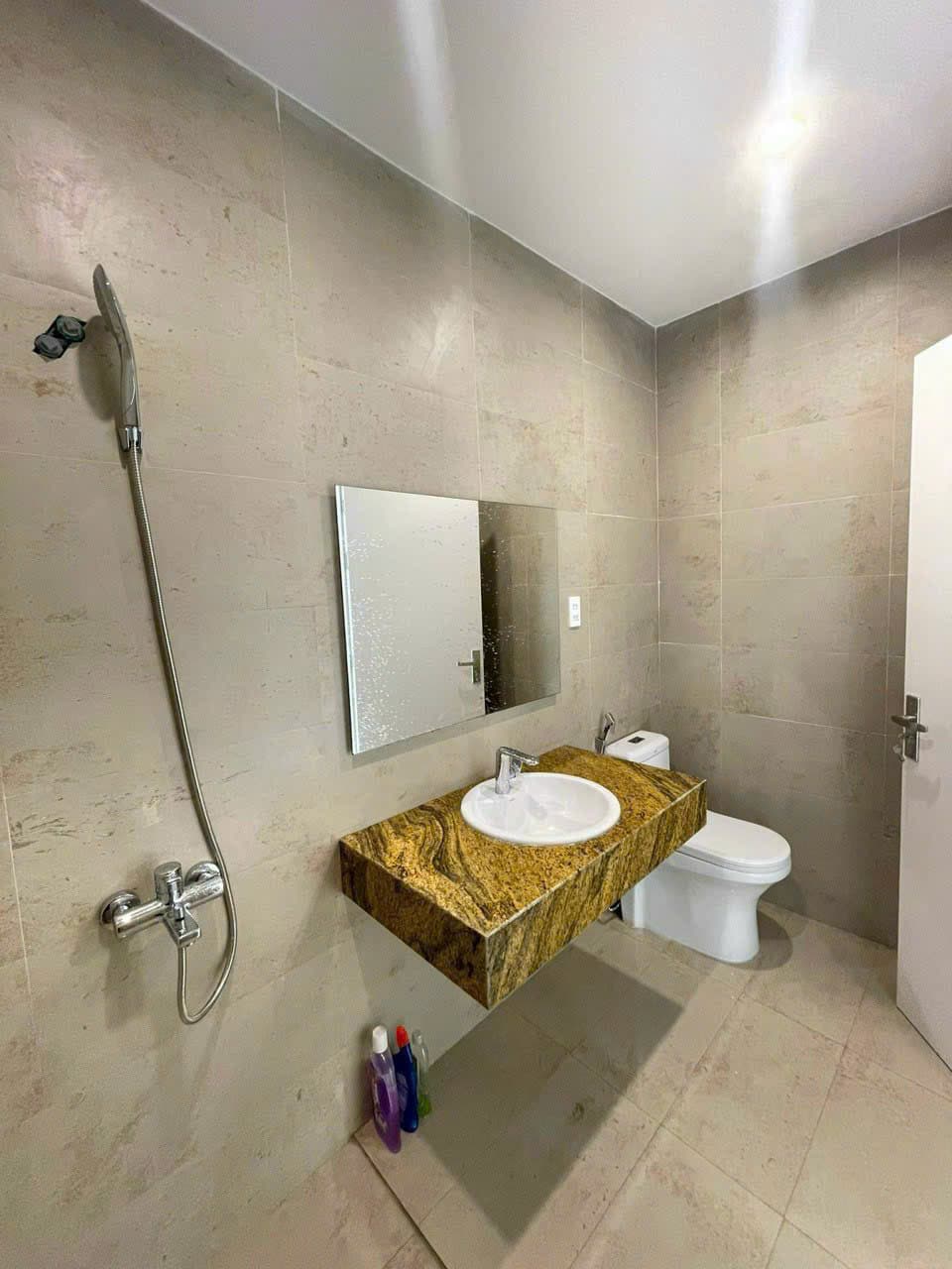 Nhà nguyên căn cấp 4 mặt tiền Man Thiện, diện tích 96m2, phù hợp văn phòng và kho bãi - Ảnh 2