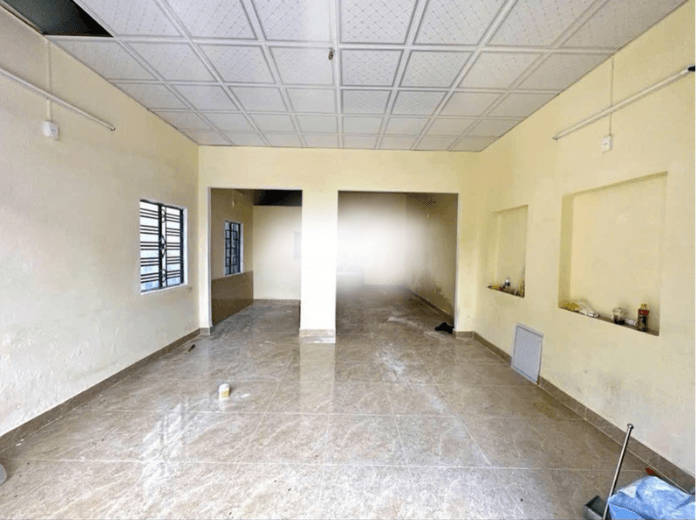 Nhà nguyên căn cấp 4 102m2 2 mặt tiền phù hợp kinh doanh ẩm thực và siêu thị mini - Ảnh 1