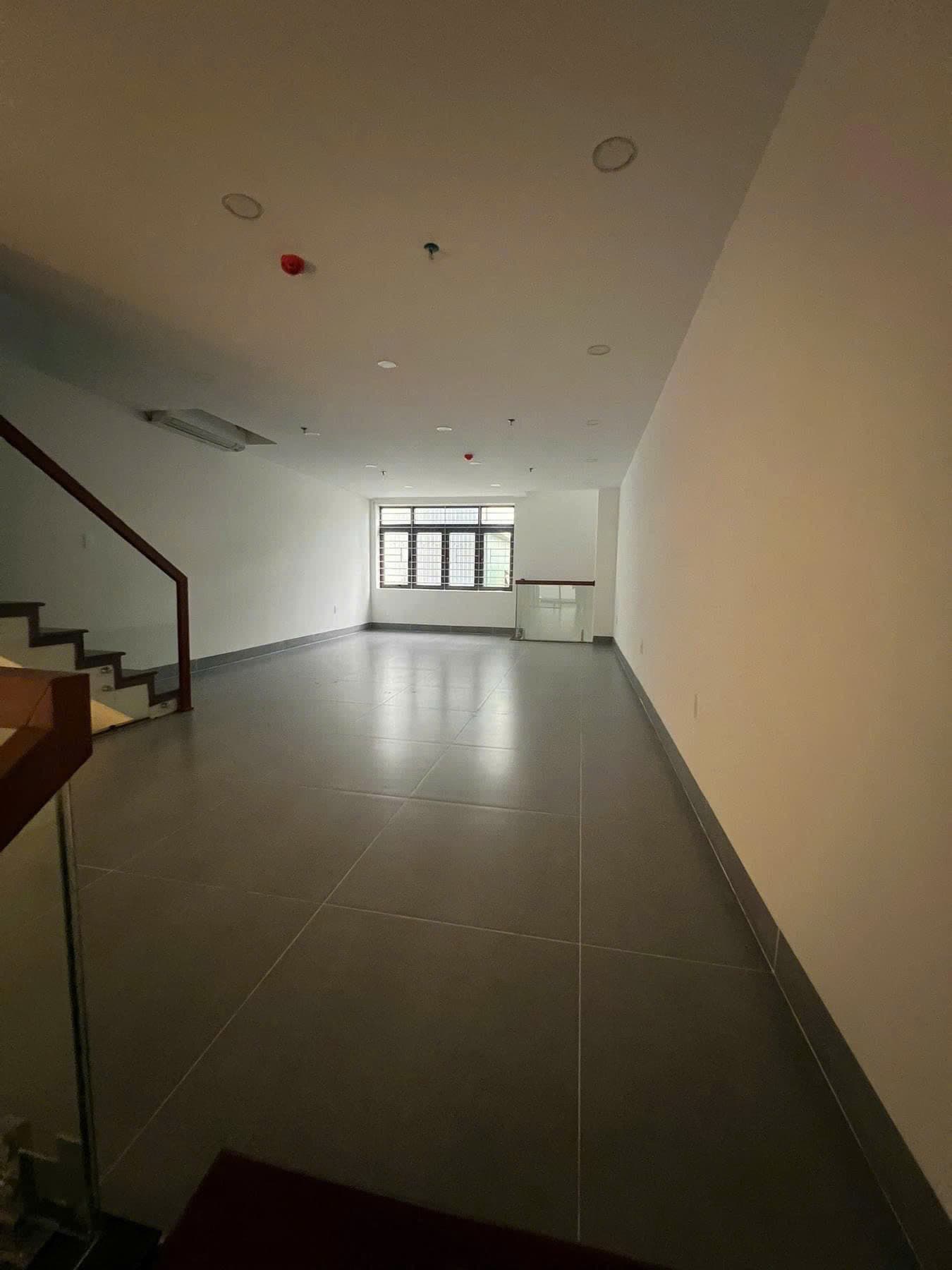 Mặt bằng kinh doanh 121m2 mỗi tầng, có thang máy, phù hợp văn phòng tại Nguyễn Phong Sắc - Ảnh 1