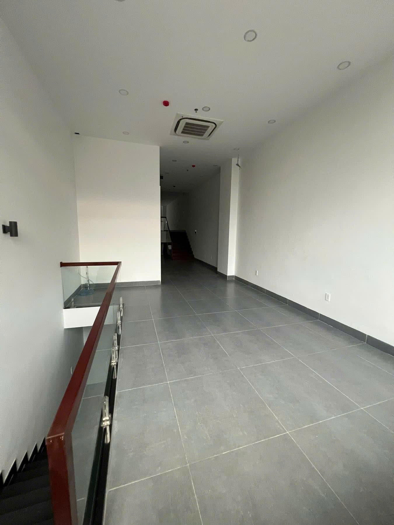 Mặt bằng kinh doanh 121m2 mỗi tầng, có thang máy, phù hợp văn phòng tại Nguyễn Phong Sắc - Ảnh 3